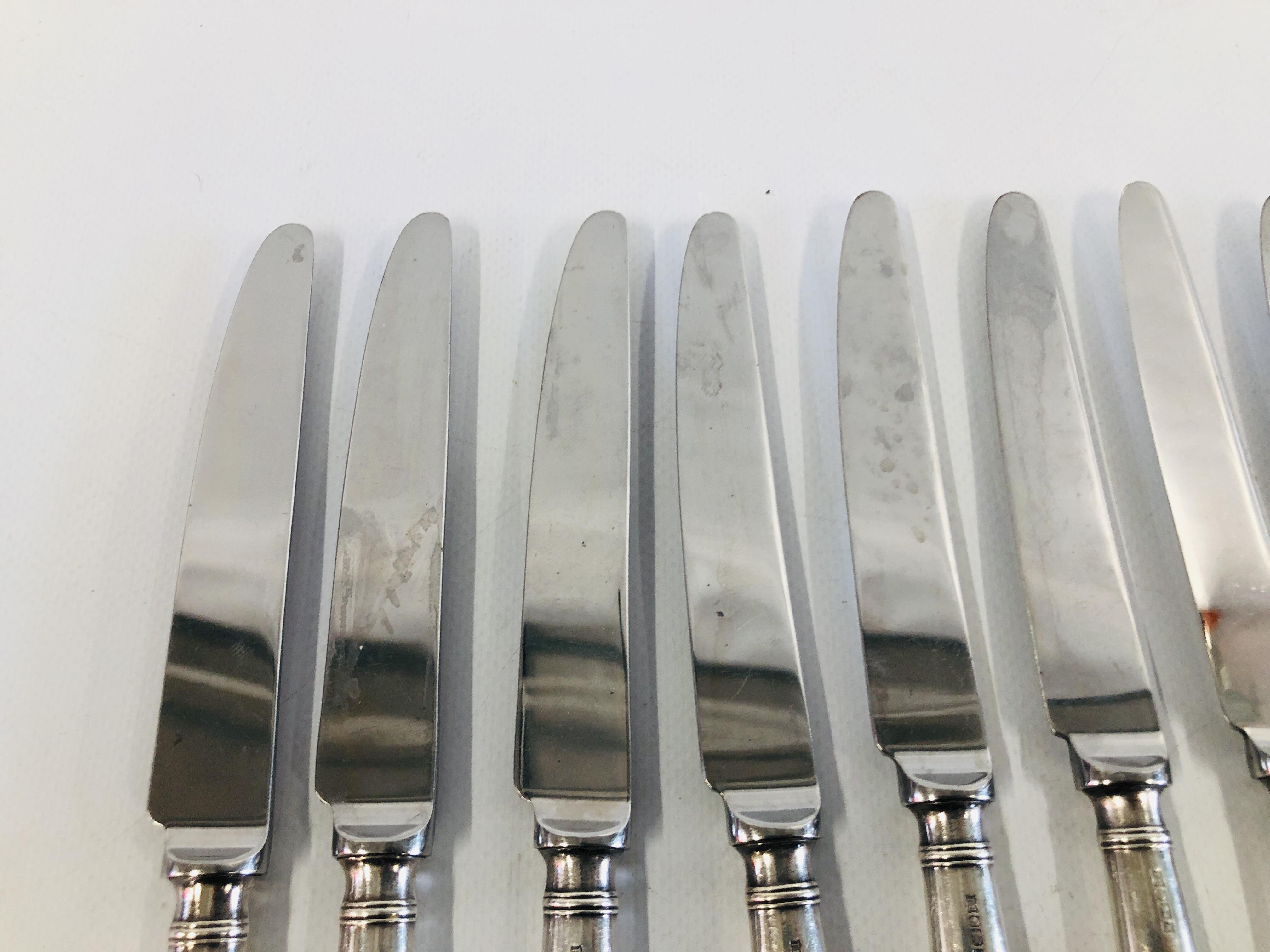 A SET 0F TWELVE SILVER HANDLED TABLE KNIVES - Image 5 of 8