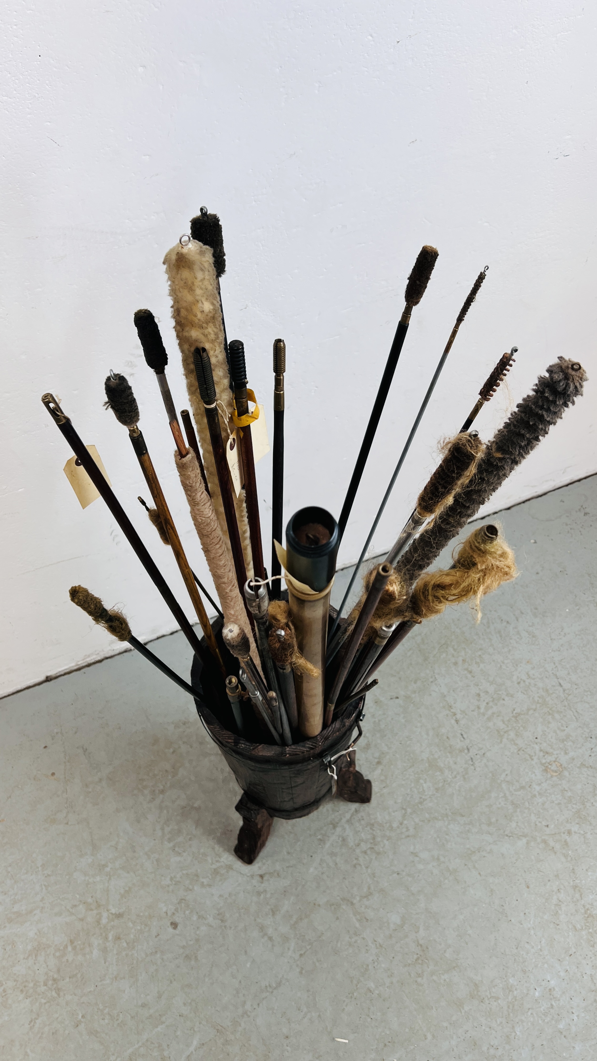 AN ARTS AND CRAFTS STYLE STAND CONTAINING A QUANTITY OF ASSORTED CLEANING RODS, - Image 10 of 10