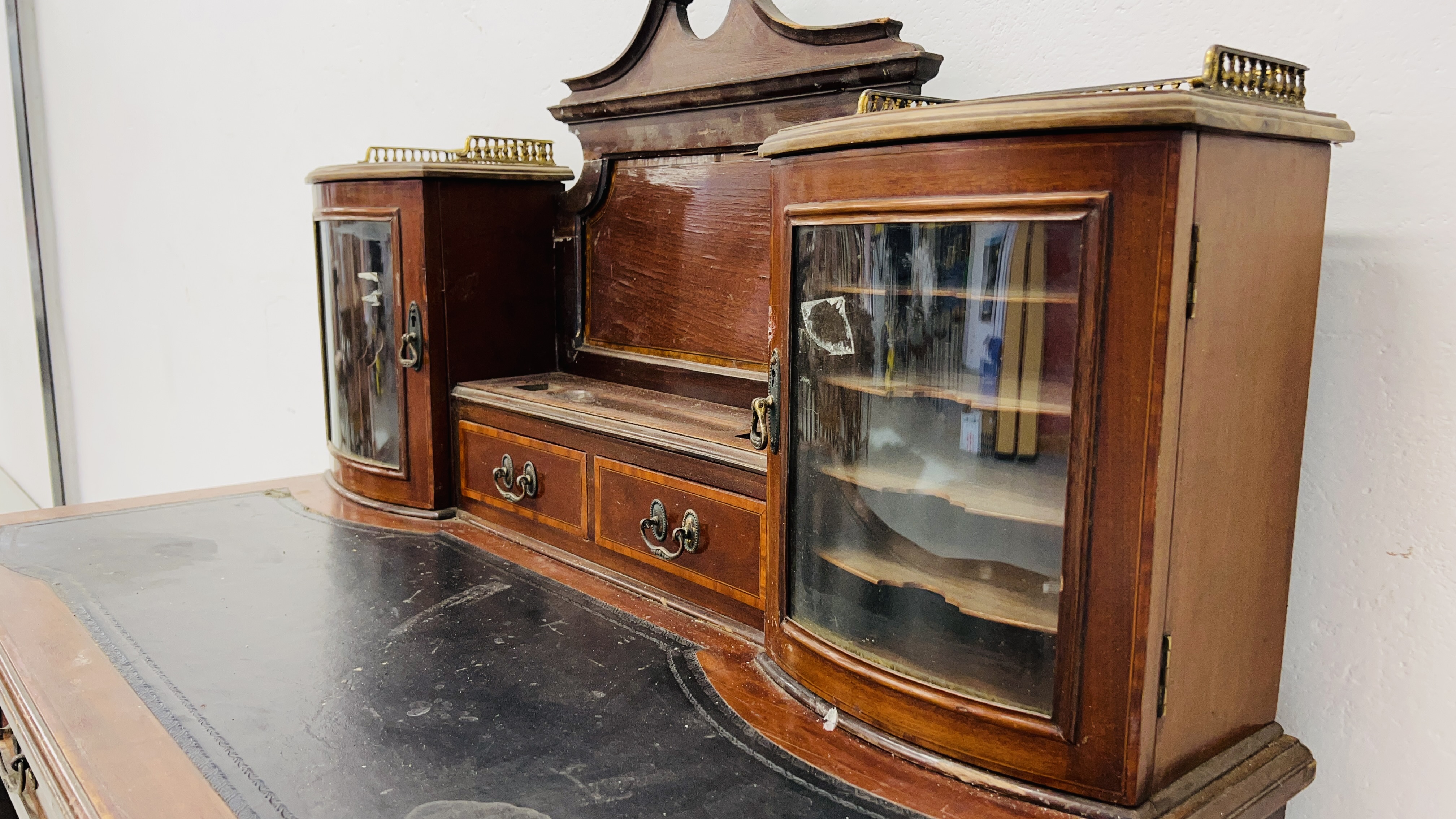 AN EDWARDIAN MAHOGANY AND INLAID WRITING DESK, - Image 16 of 19