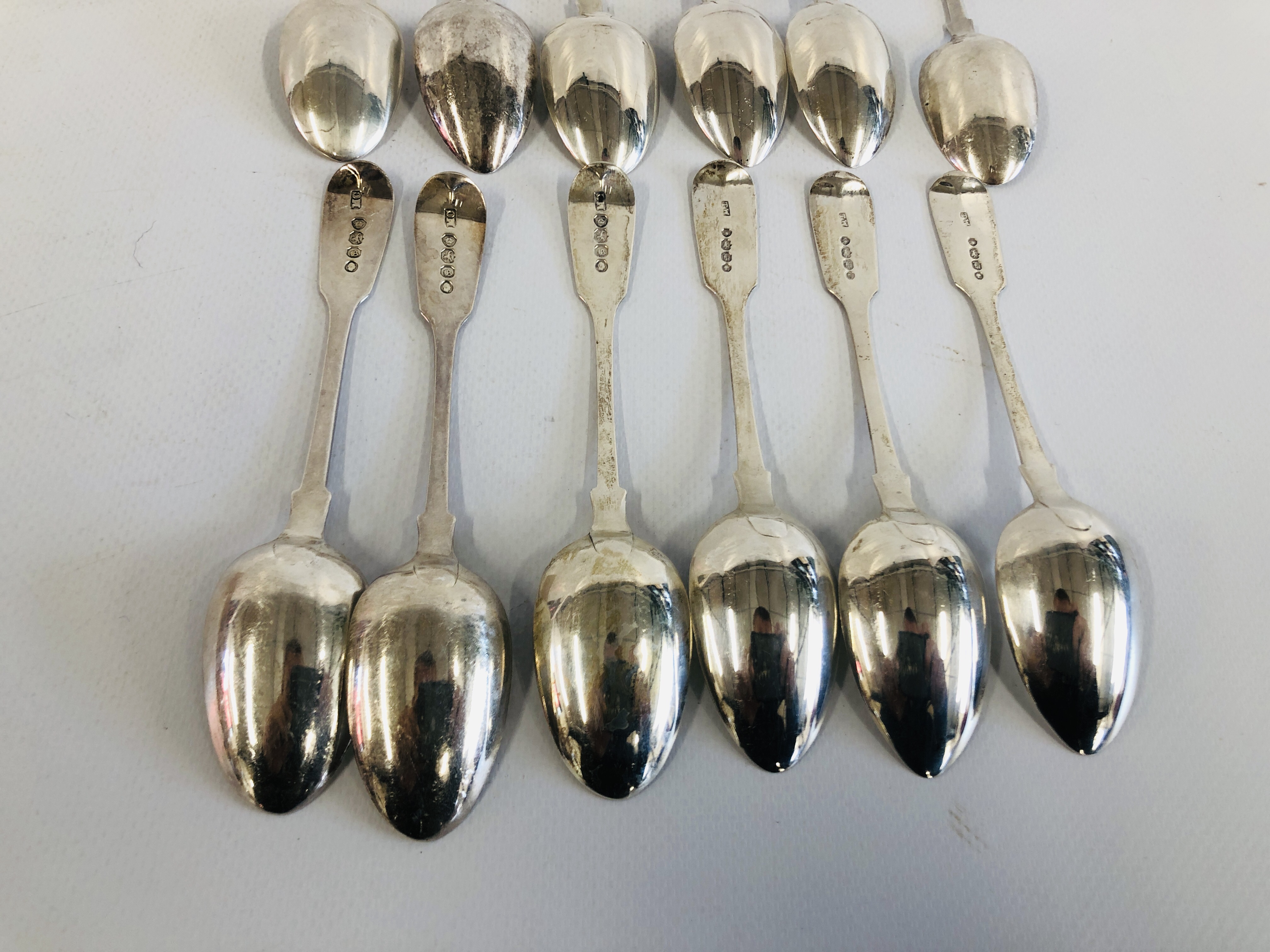 A SET OF SIX SILVER FIDDLE PATTERN TEASPOONS LONDON ASSAY MAKER T.W. - Image 6 of 9