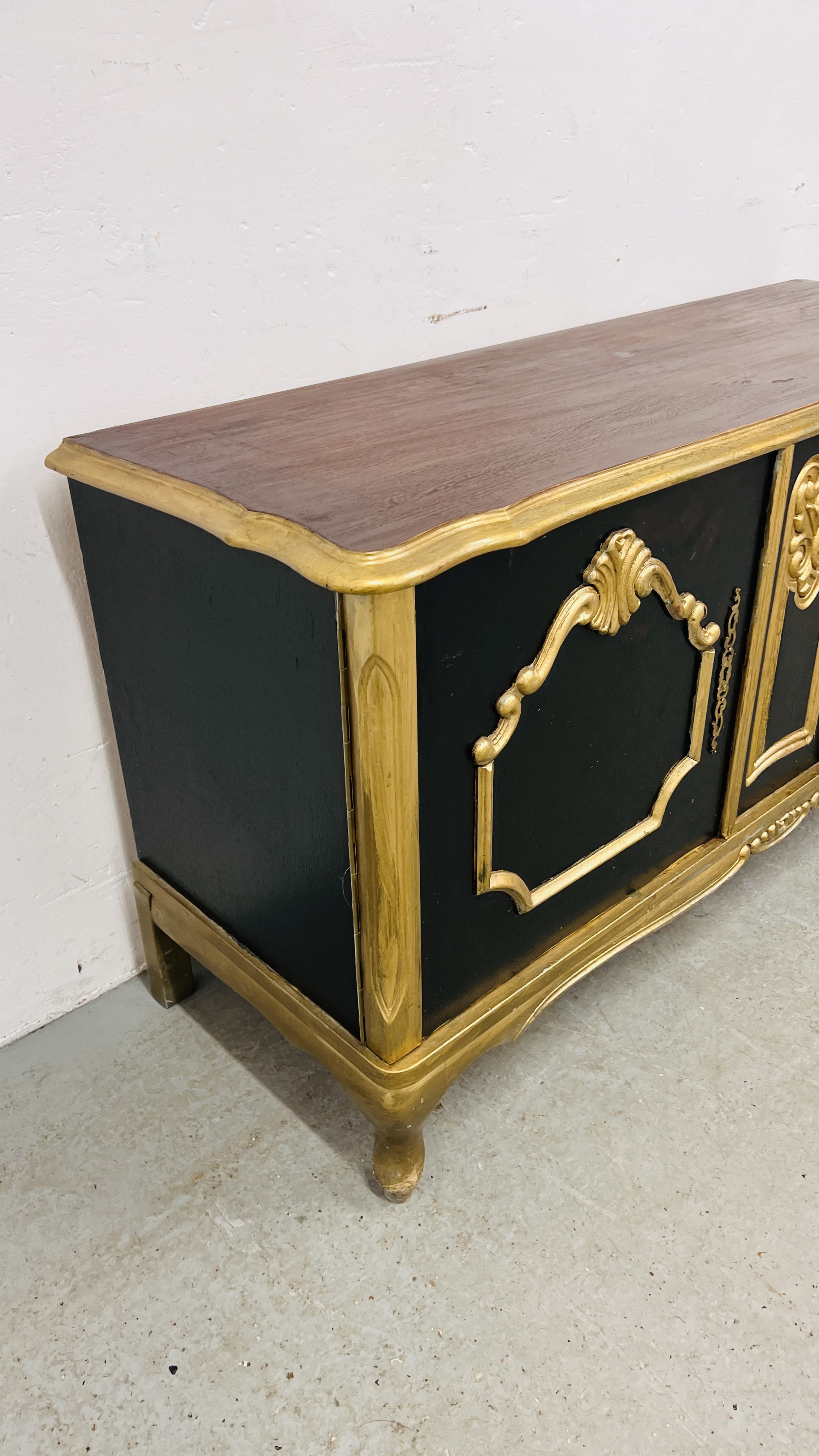 A REPRODUCTION LOW LEVEL TWO DOOR CABINET WITH BLACK AND GOLD PAINTED FINISH WIDTH 124CM. - Image 3 of 8