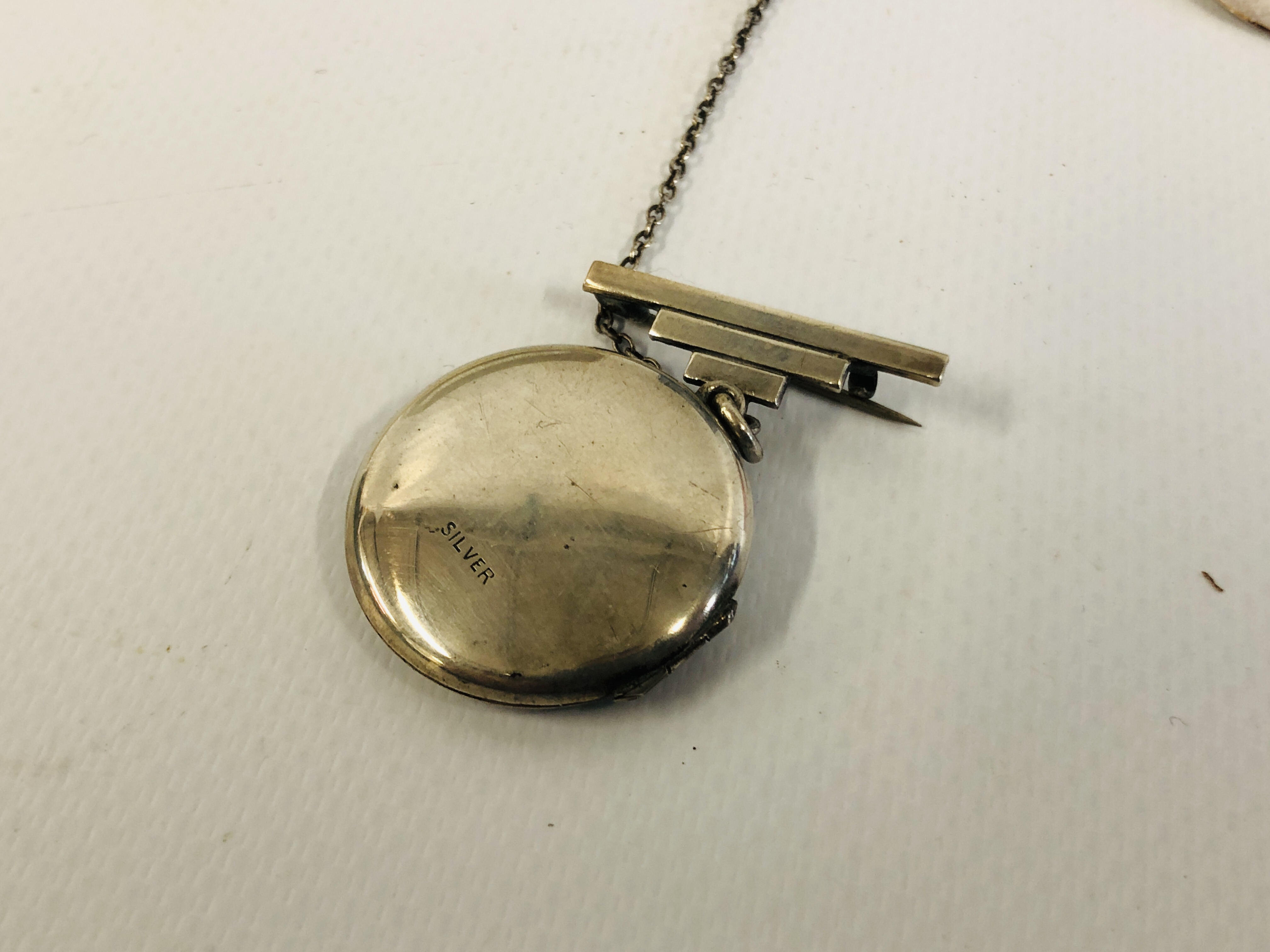 GOLD AND SILVER JEWELLERY TO INCLUDE ART DECO SILVER LOCKET AND A 14CT. - Image 6 of 8