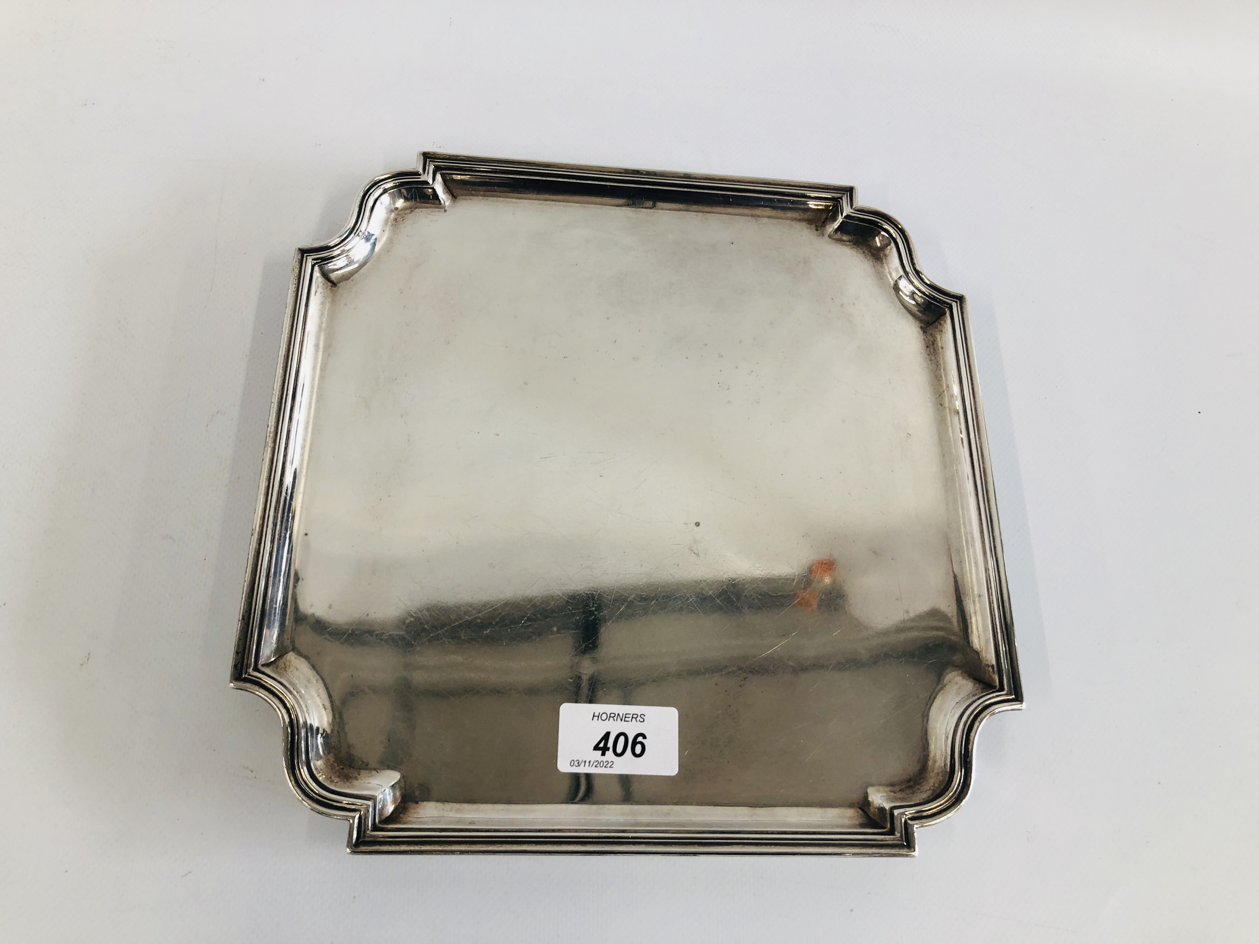 A SQUARE SILVER SALVER LONDON ASSAY 1936 MAKER RC. - Image 4 of 8