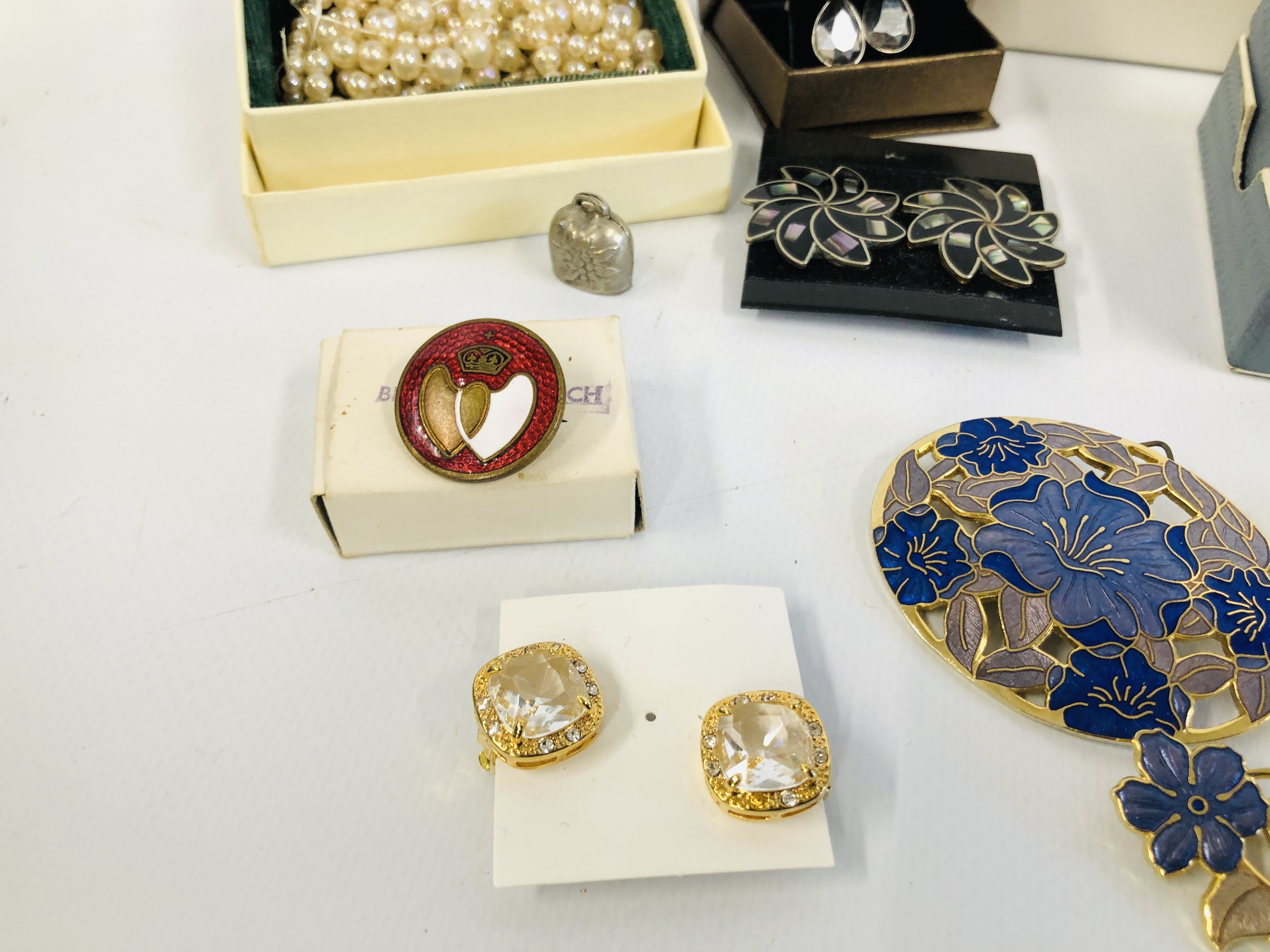 BOX OF MIXED SILVER AND COSTUME JEWELLERY - Image 8 of 9