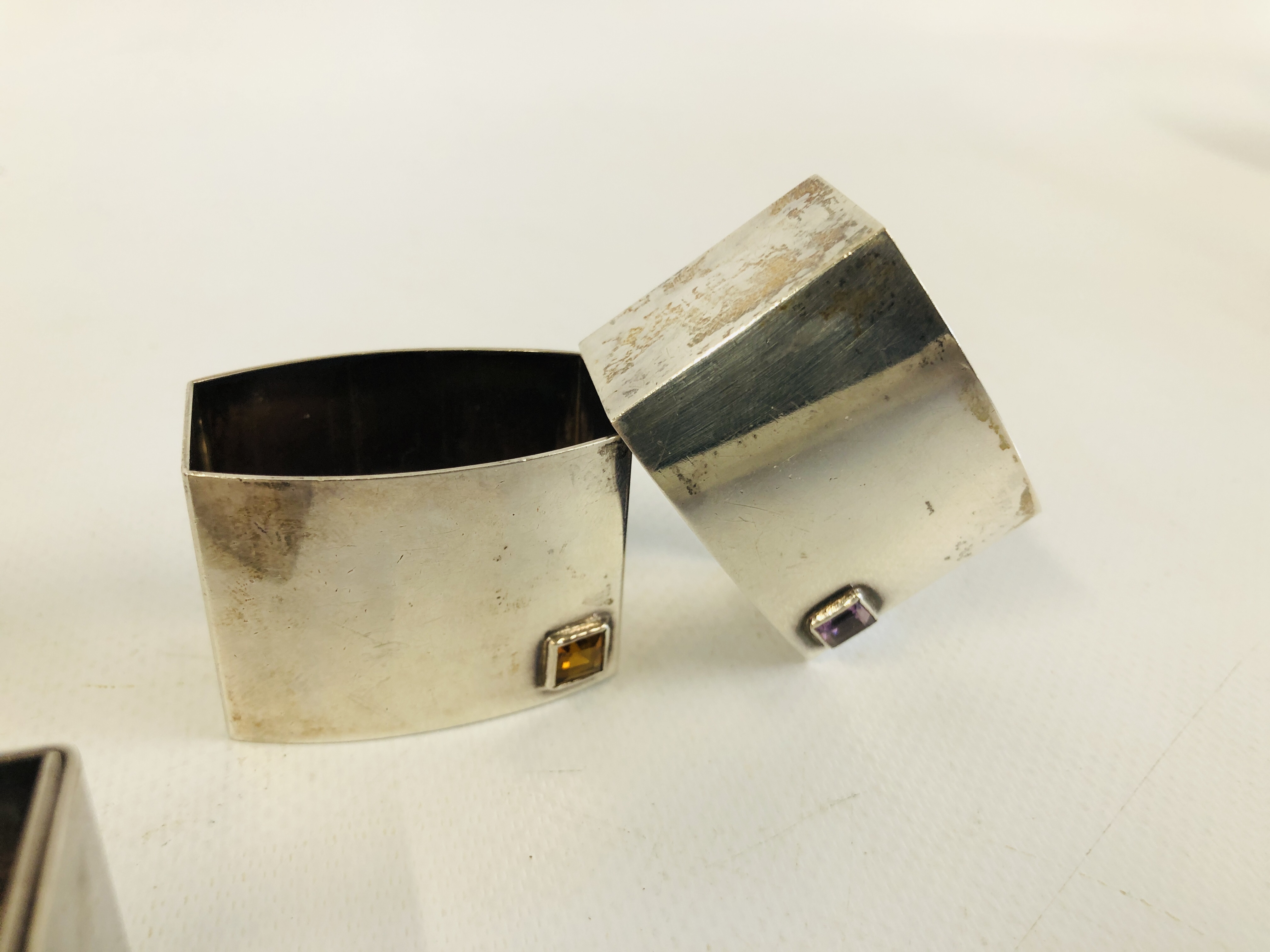 A PAIR OF SILVER STONE SET NAPKIN RINGS MAKER H.W. - Image 4 of 7