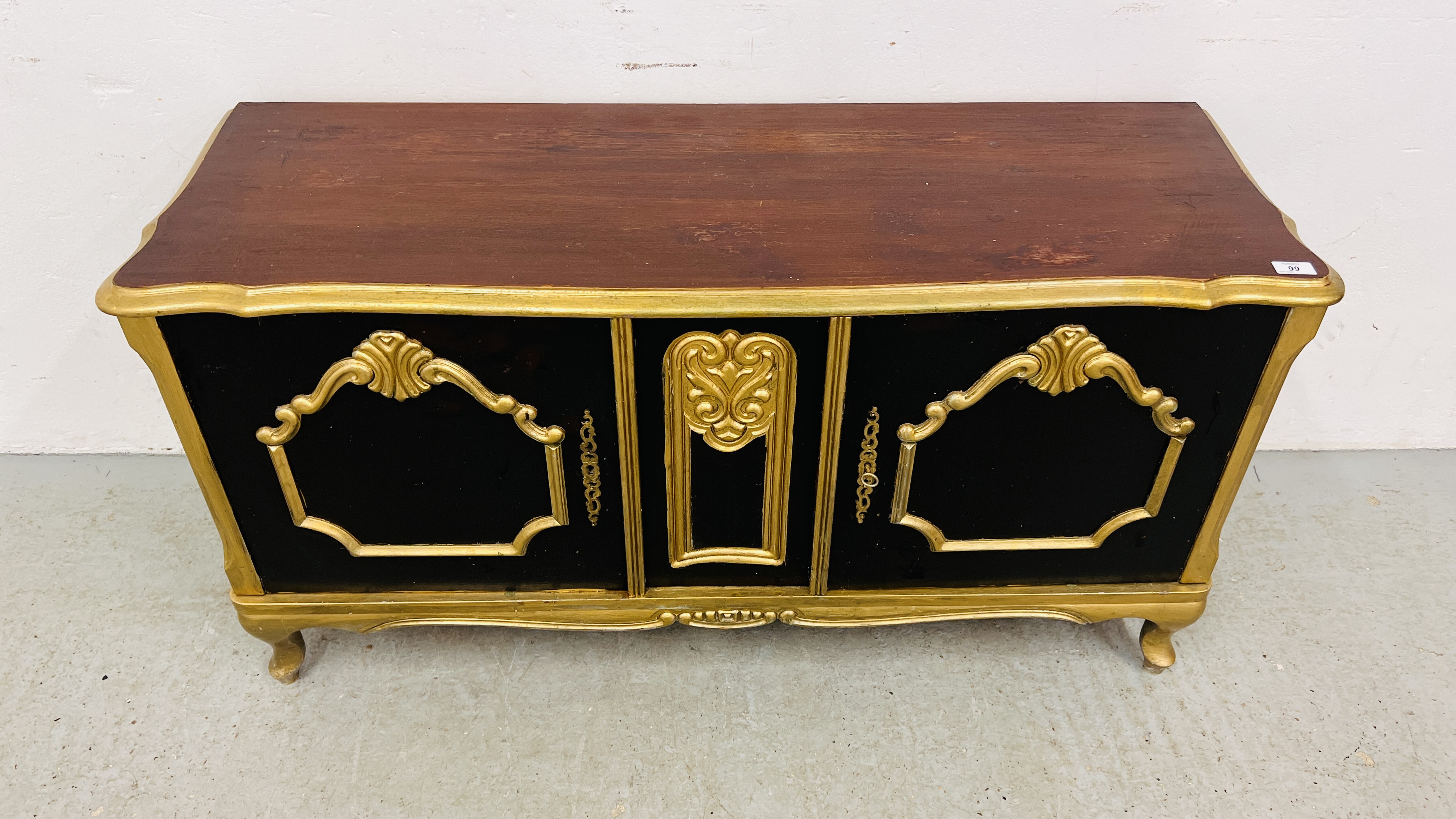 A REPRODUCTION LOW LEVEL TWO DOOR CABINET WITH BLACK AND GOLD PAINTED FINISH WIDTH 124CM. - Image 2 of 8