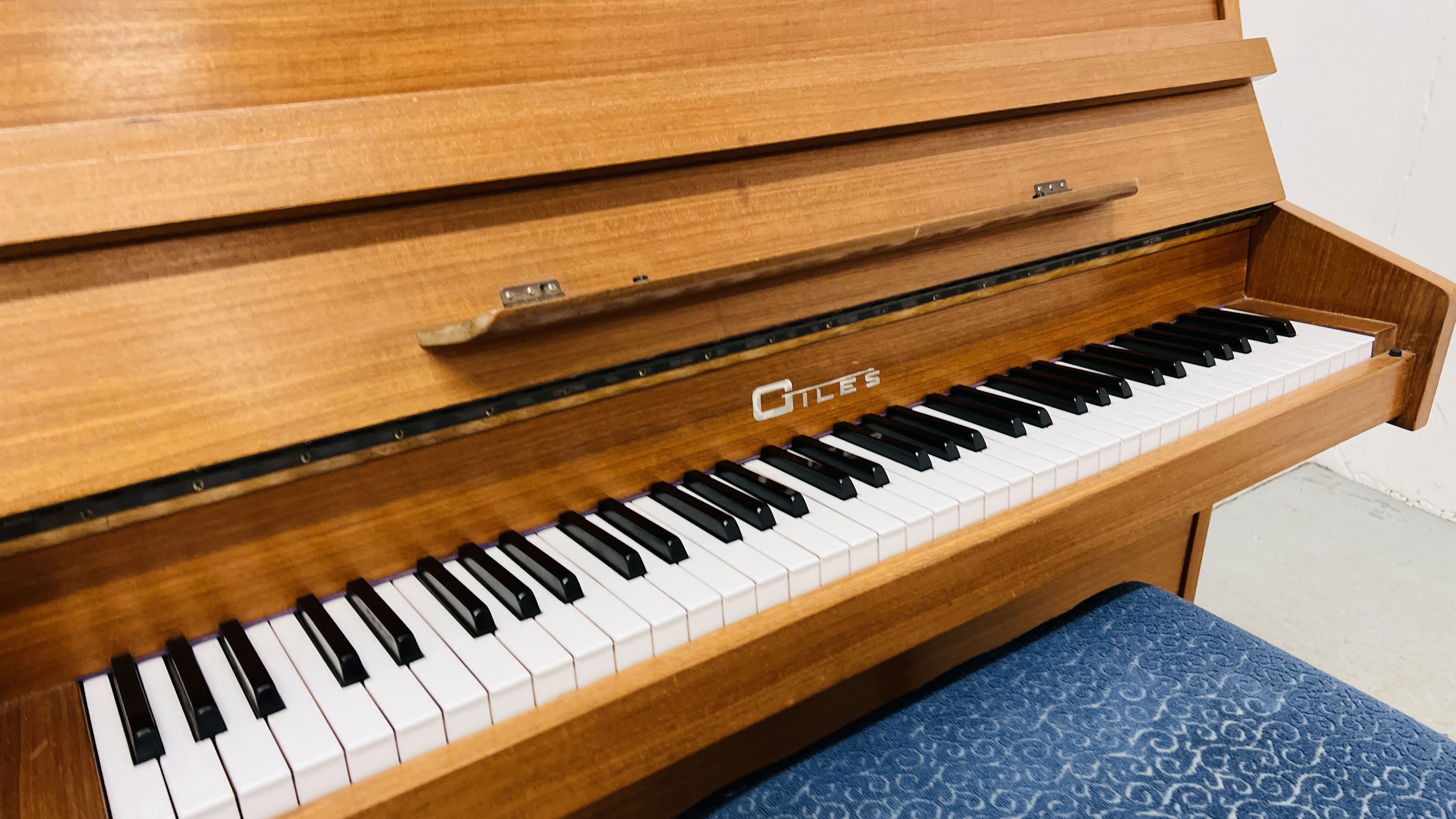 A GILES MODERN OVERSTRUNG UPRIGHT PIANO COMPLETE WITH MUSIC STOOL - Image 3 of 14