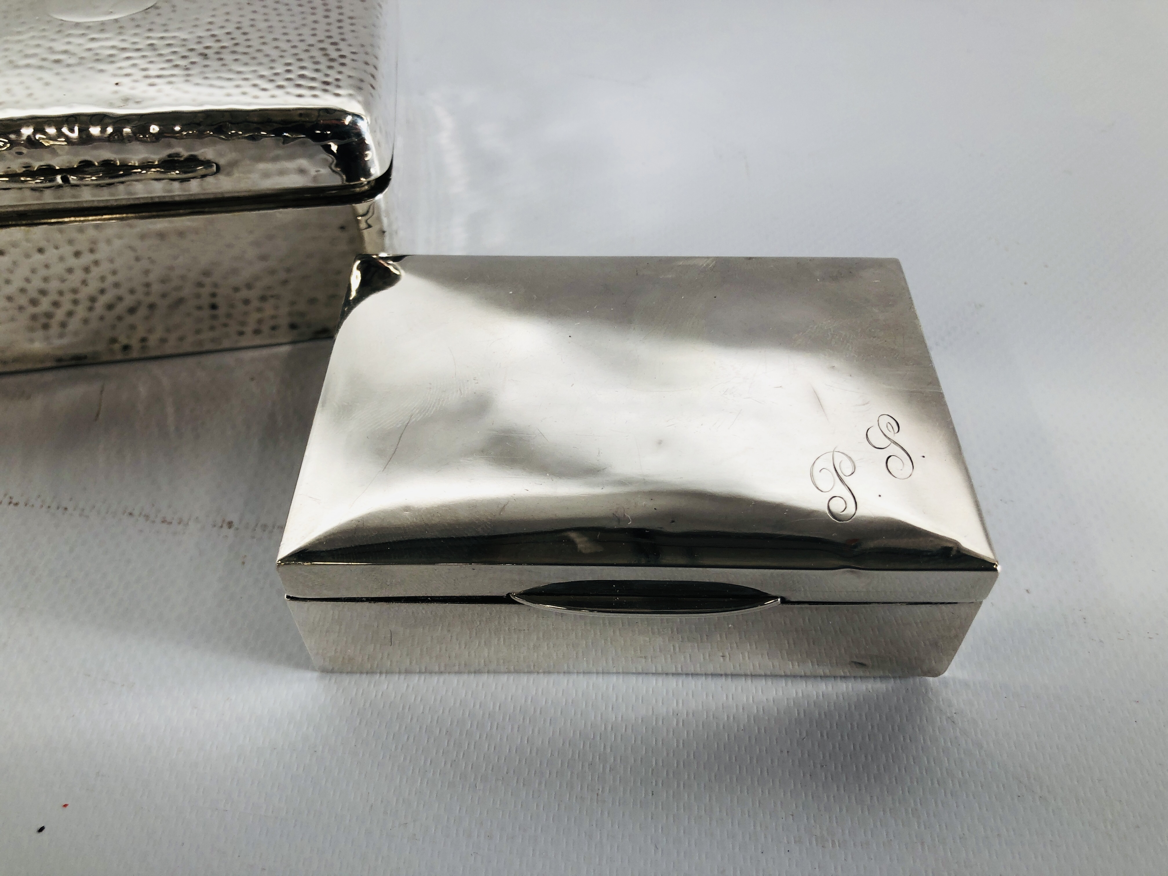 A SMALL SILVER CIGARETTE BOX AND ONE LARGER SILVER CIGARETTE BOX WITH HAMMERED FINISH. - Image 2 of 10