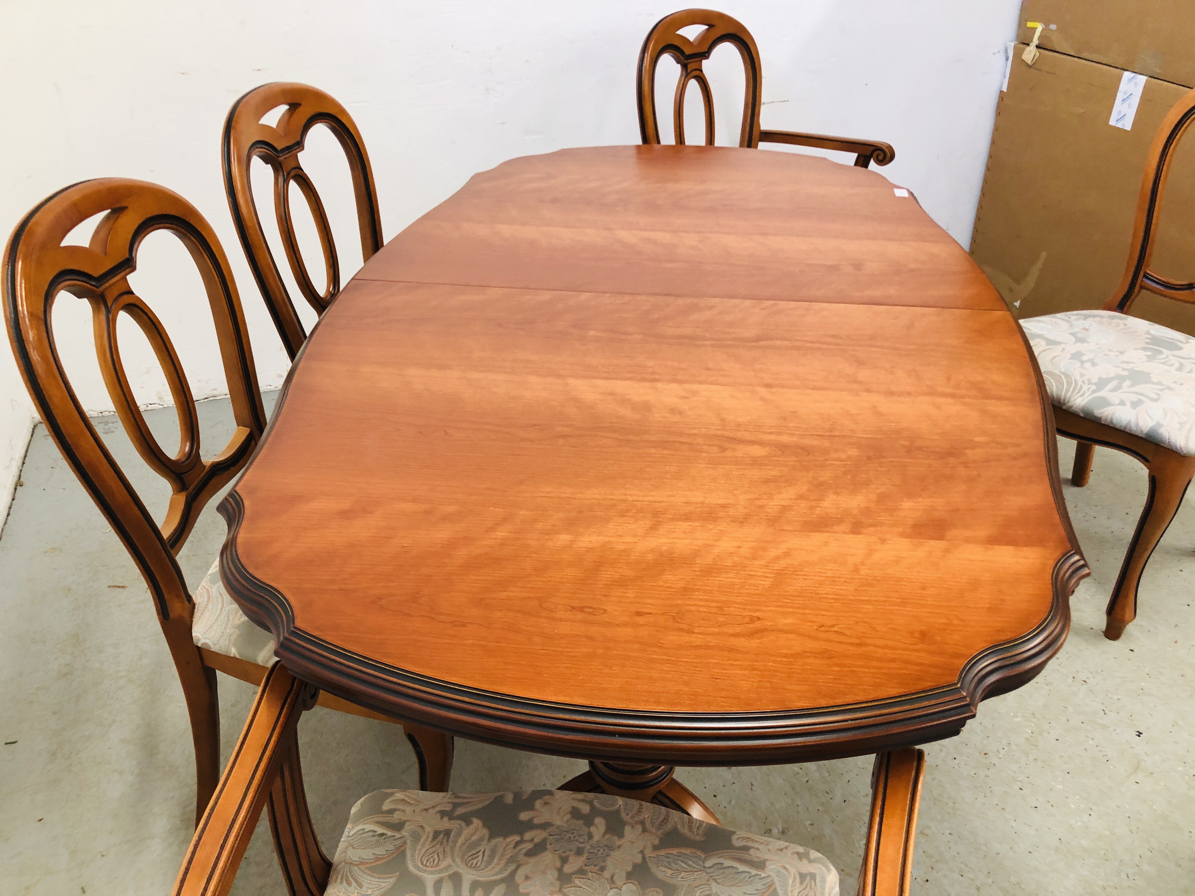 A GOOD QUALITY REPRODUCTION EXTENDING CHERRY WOOD FINISH DINING TABLE COMPLETE WITH A SET OF SIX - Bild 6 aus 6