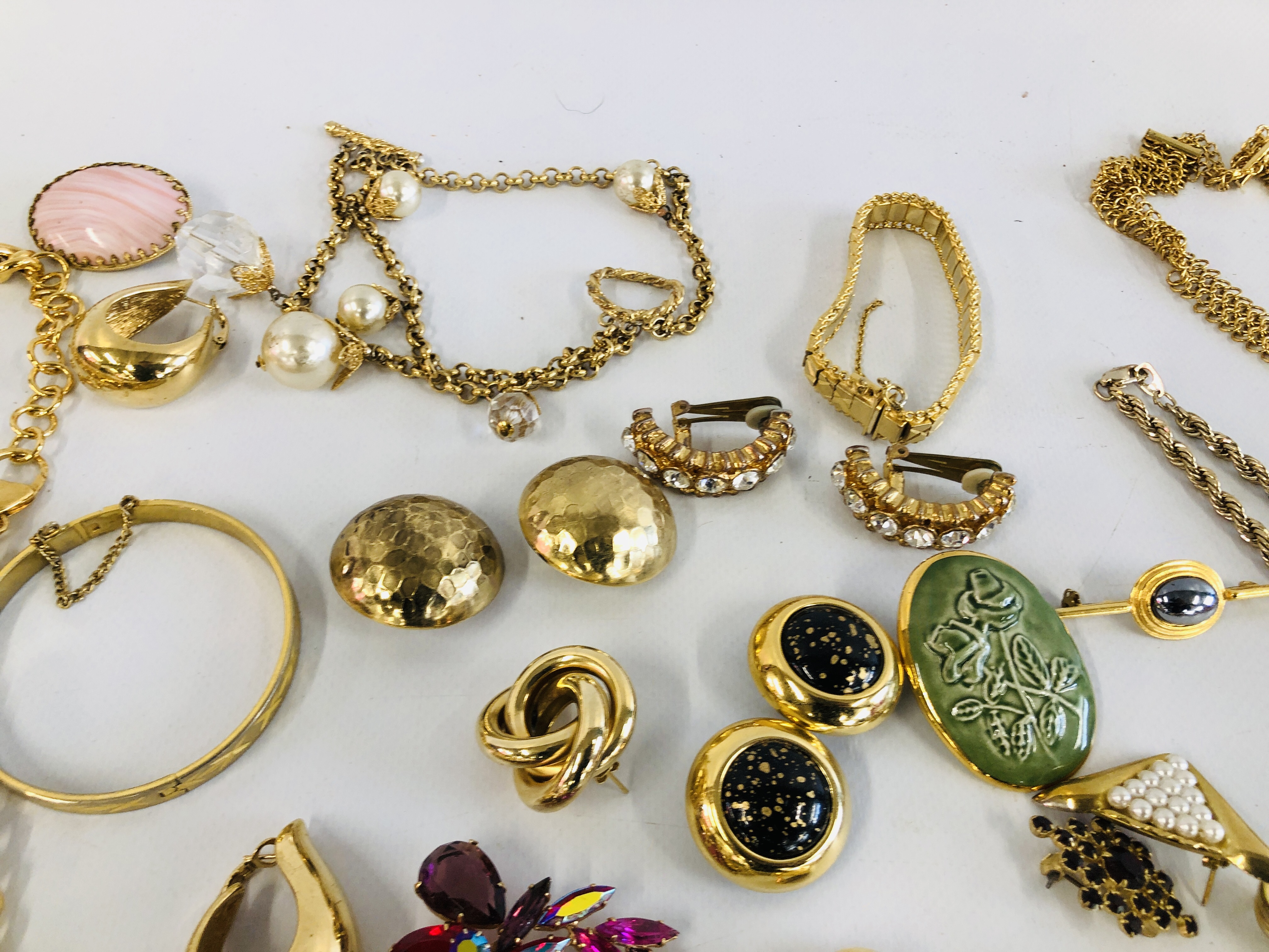 VINTAGE / RETRO AND MODERN GOLD TONE METAL NECKLACES, BRACELETS AND BROOCHES. - Image 4 of 6