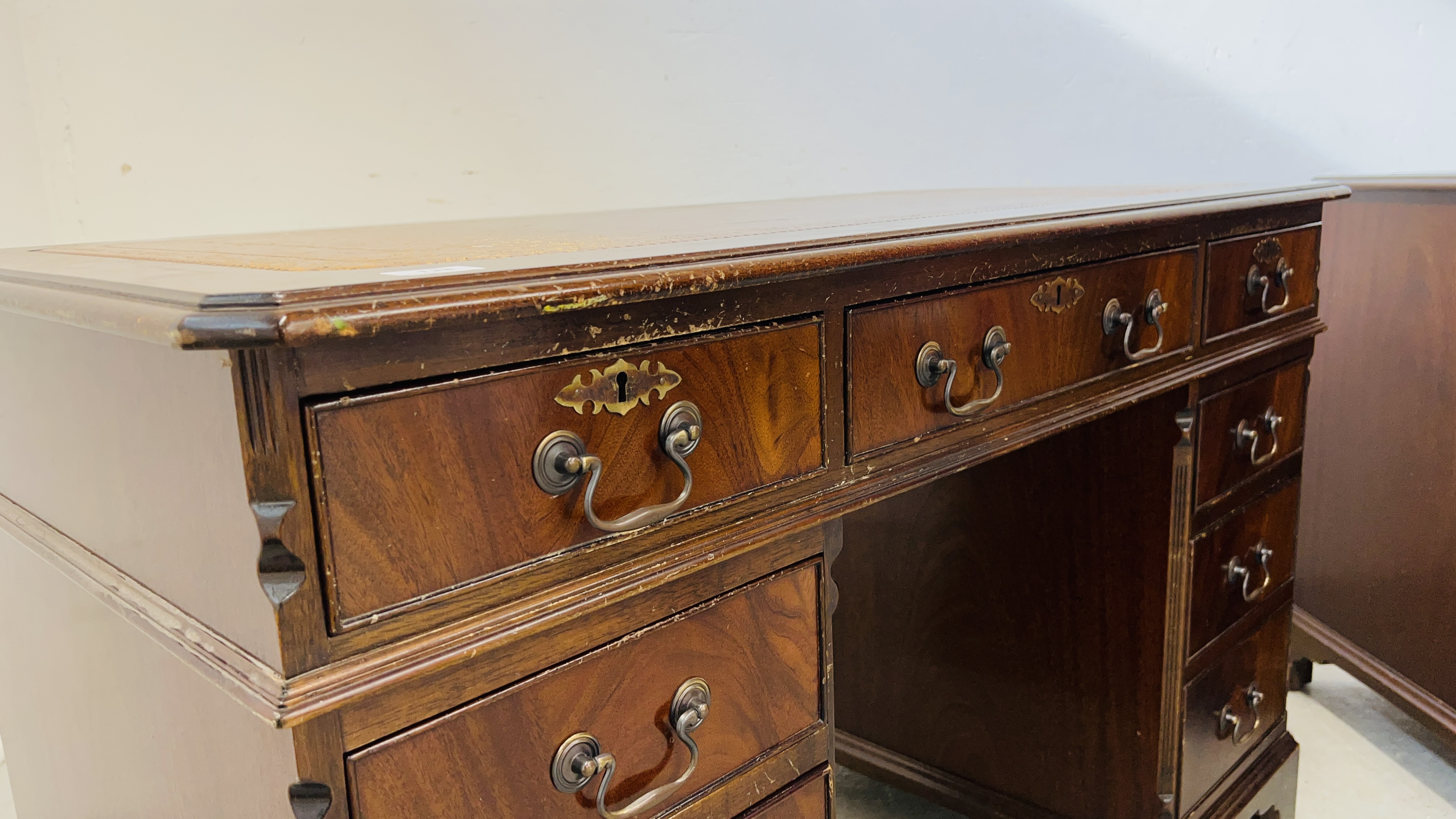 A REPRODUCTION TWIN PEDESTAL HOME OFFICE DESK WITH TAN LEATHERETTE TOOLED TOP WIDTH 122CM. - Image 6 of 10