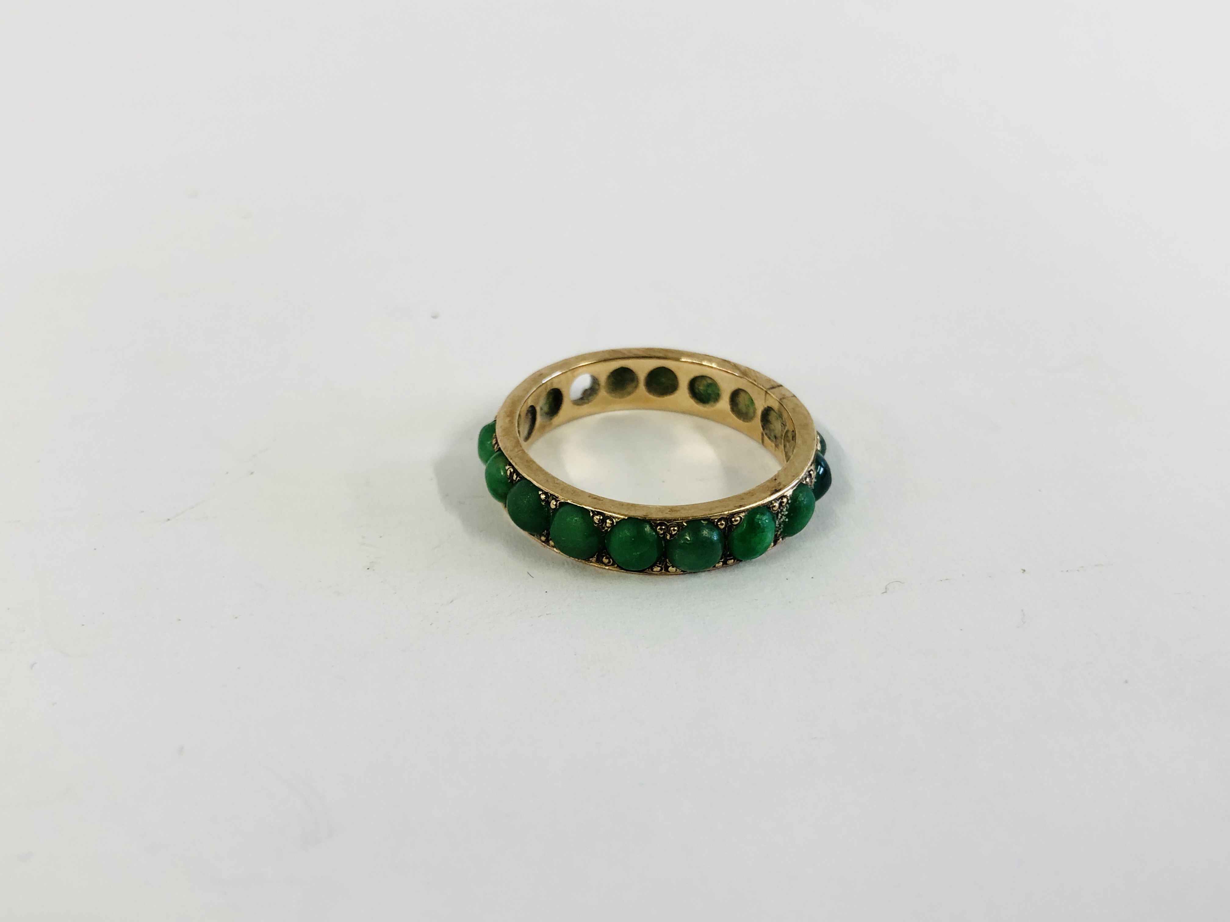 AN UNMARKED YELLOW METAL ETERNITY RING SET WITH JADEITE STONES (2 MISSING) SIZE N/O - Image 5 of 7