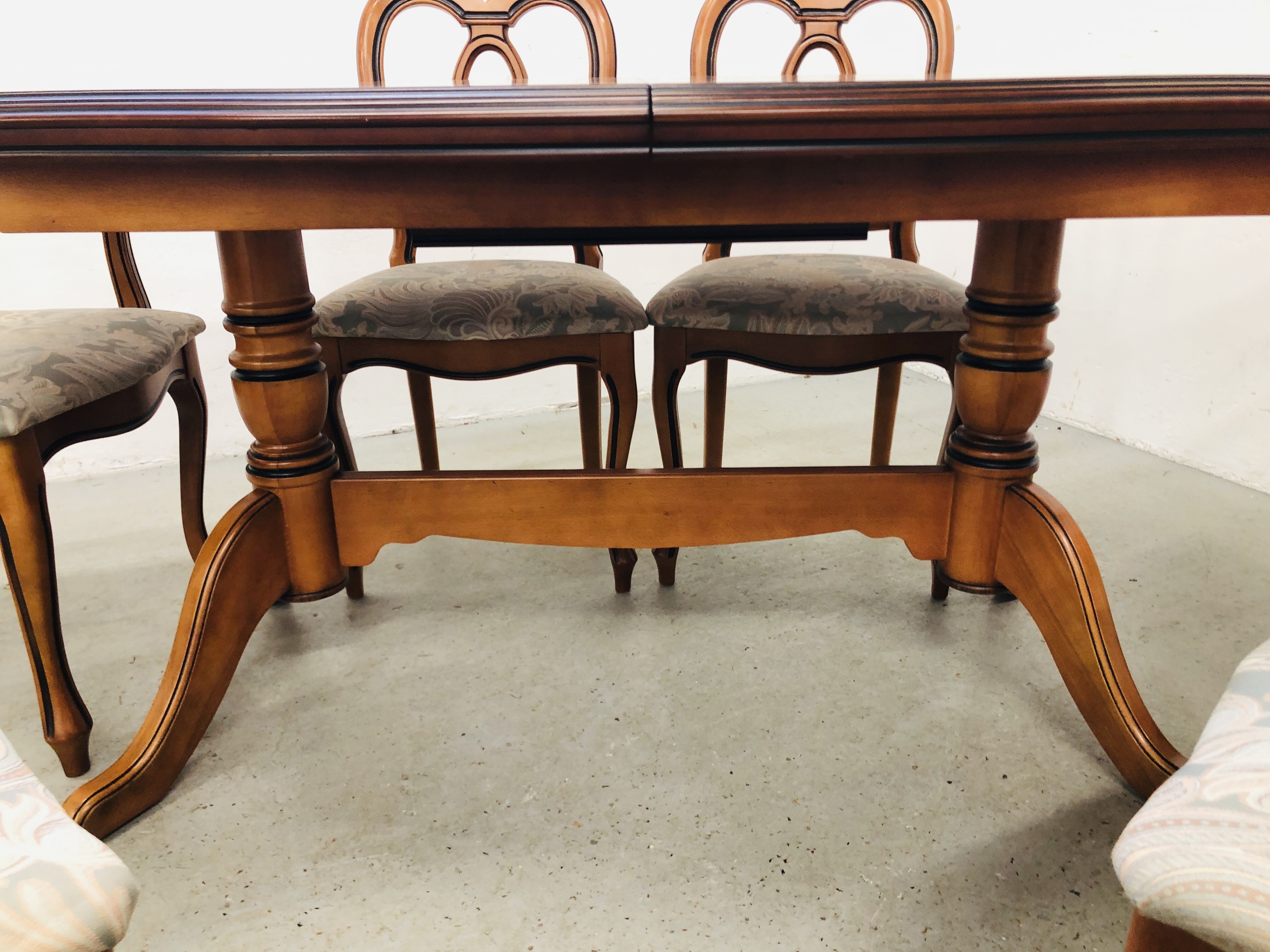 A GOOD QUALITY REPRODUCTION EXTENDING CHERRY WOOD FINISH DINING TABLE COMPLETE WITH A SET OF SIX - Bild 5 aus 6