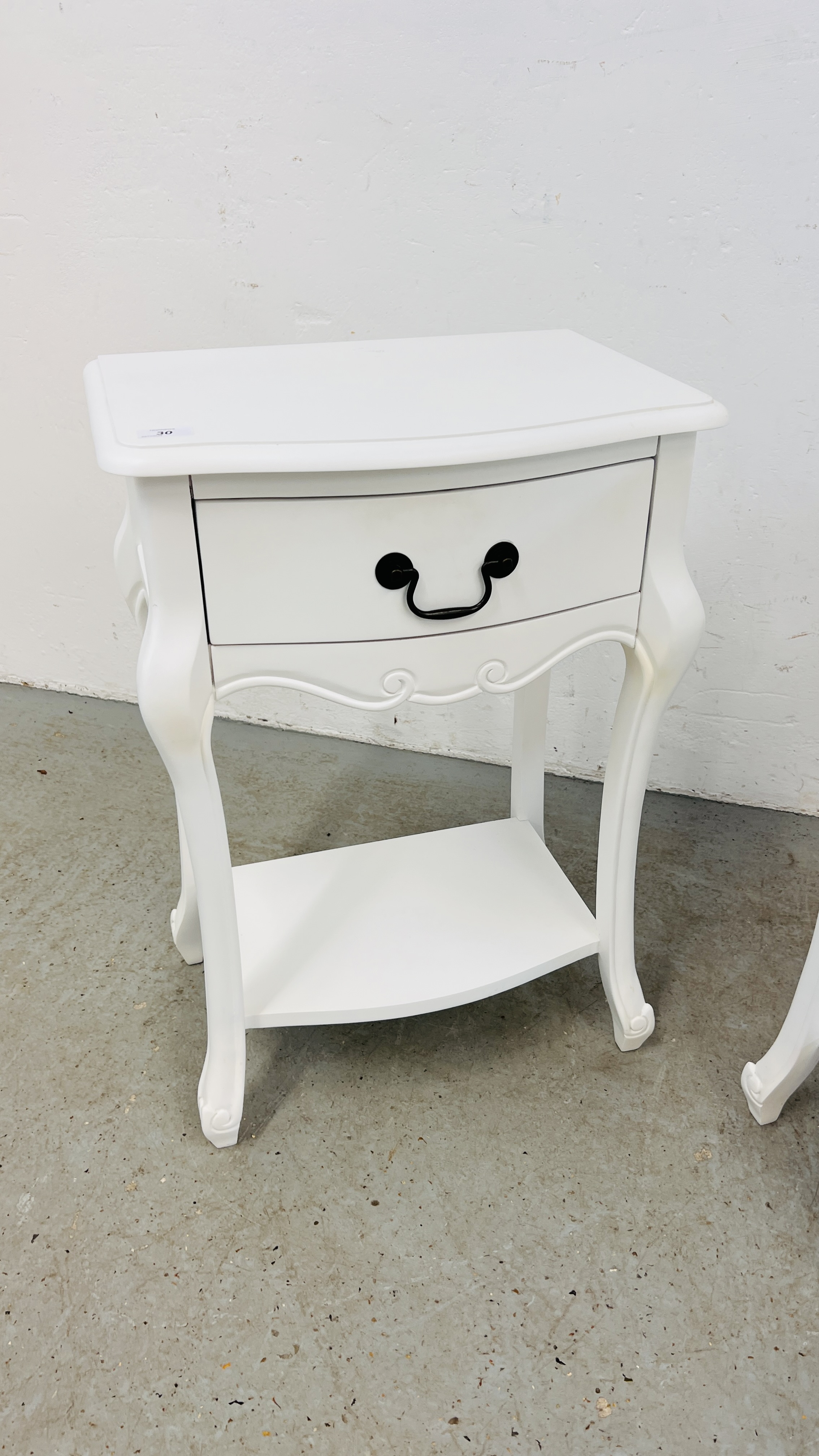 A PAIR OF FRENCH STYLE WHITE FINISHED SINGLE DRAWER BEDSIDE TABLES. - Bild 3 aus 9