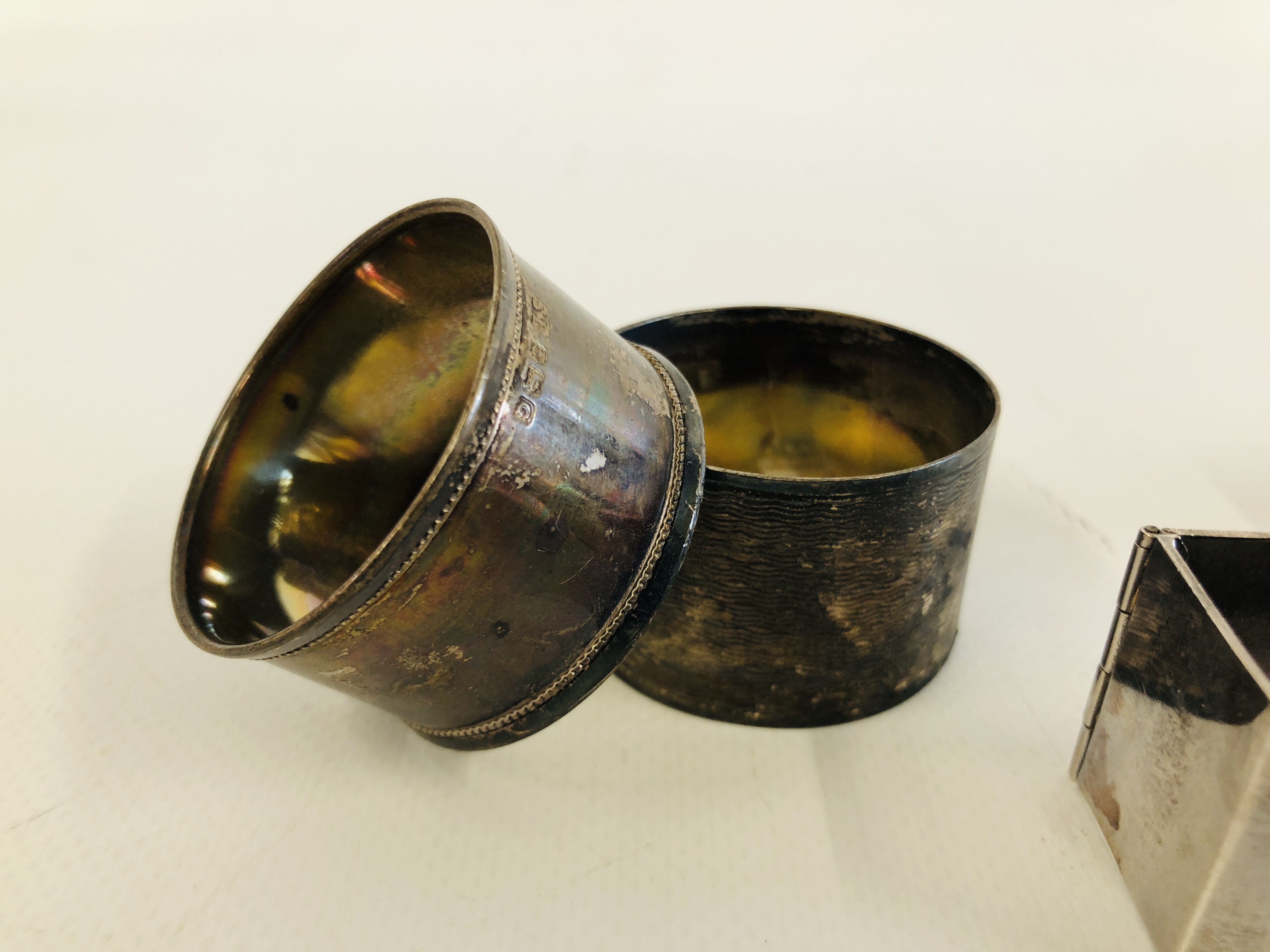 A PAIR OF SILVER STONE SET NAPKIN RINGS MAKER H.W. - Image 2 of 7