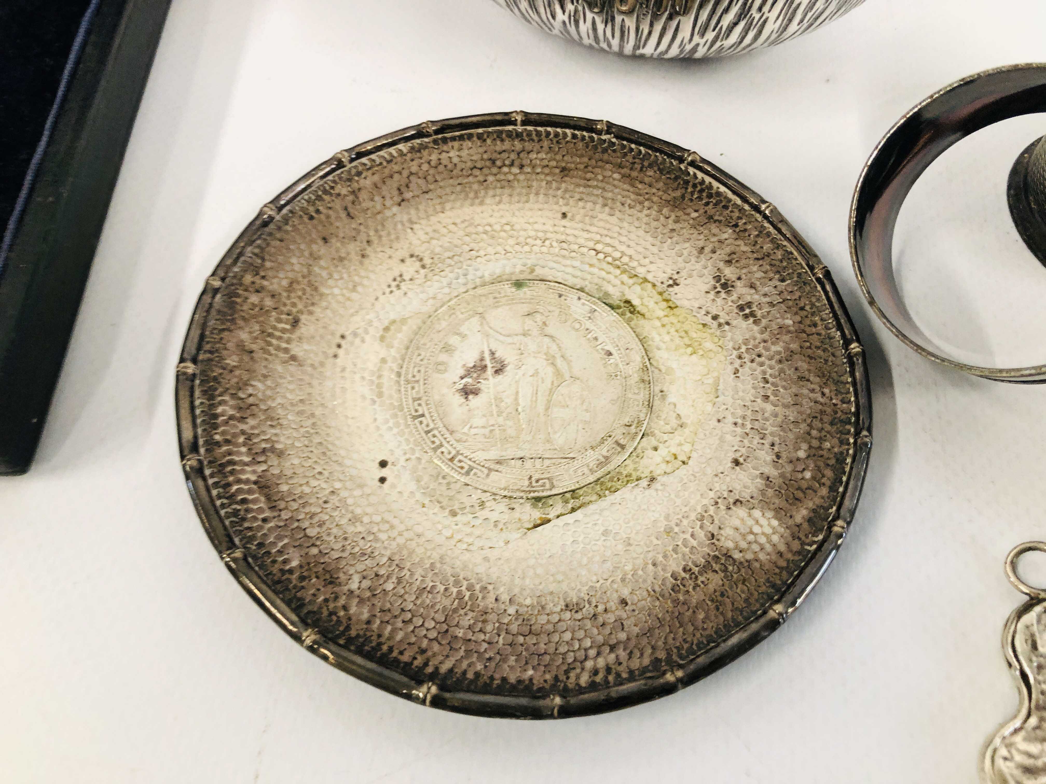 A PIERCED WHITE METAL BASKET WITH BLUE GLASS LINER WITH SILVER PLATED SIFTING LADLE IN PRESENTATION - Image 4 of 7