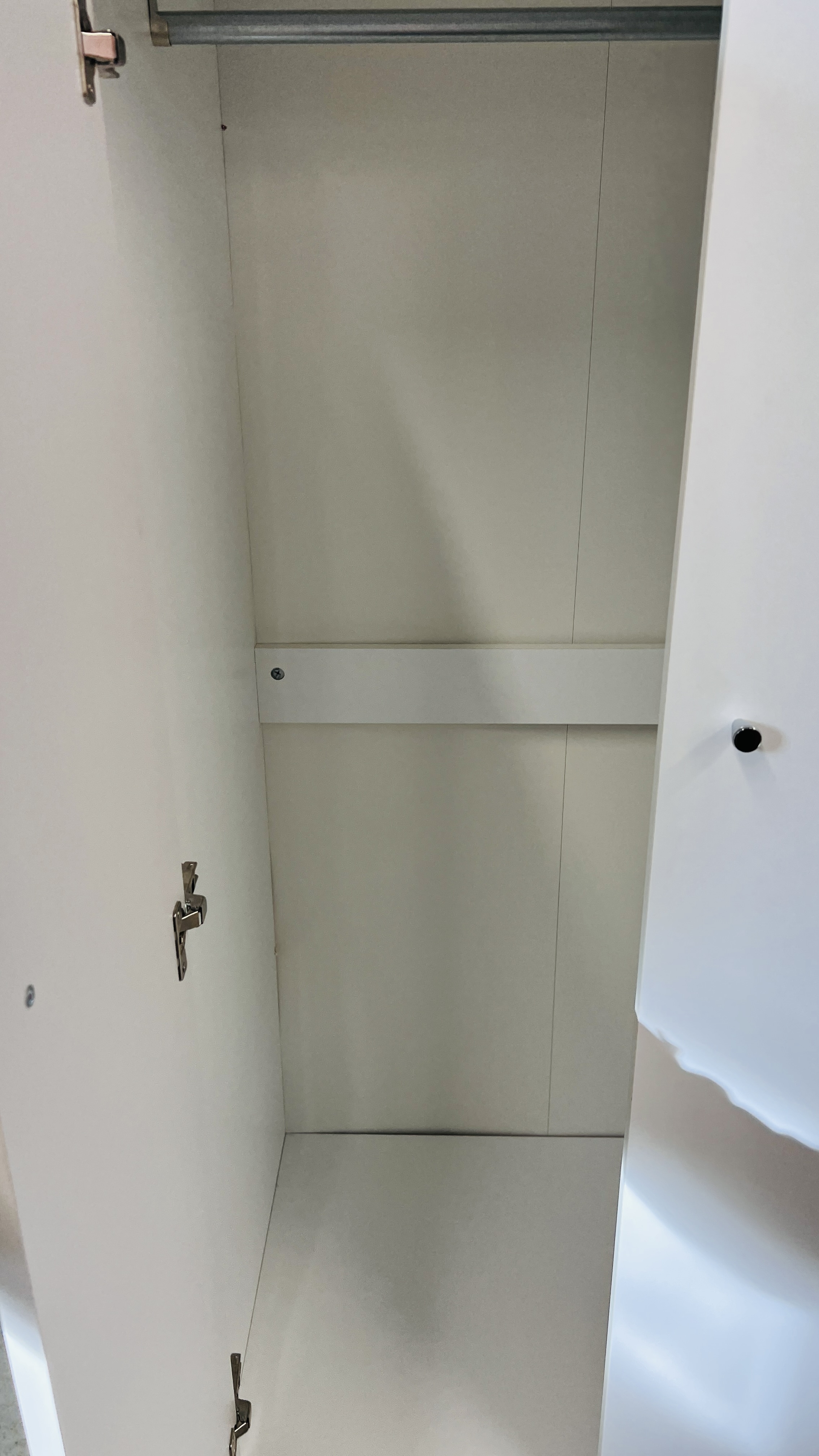 A MODERN TWO DOOR TWO DRAWER WHITE FINISH WARDROBE - Bild 6 aus 7