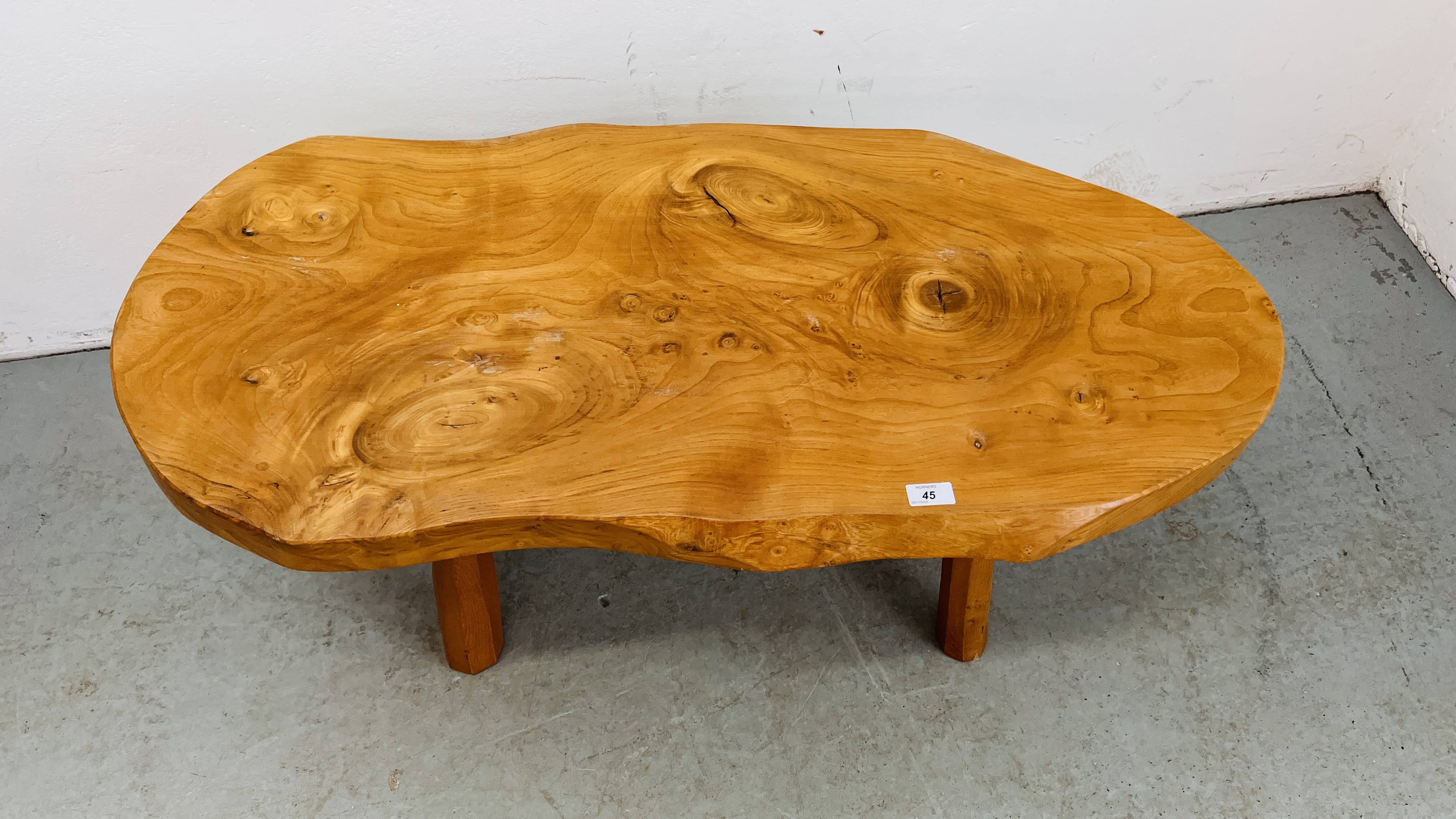 AN ELM WOOD CRAFTS STYLE SLAB WOOD COFFEE TABLE LENGTH 110CM. WIDTH 56CM. - Bild 2 aus 7