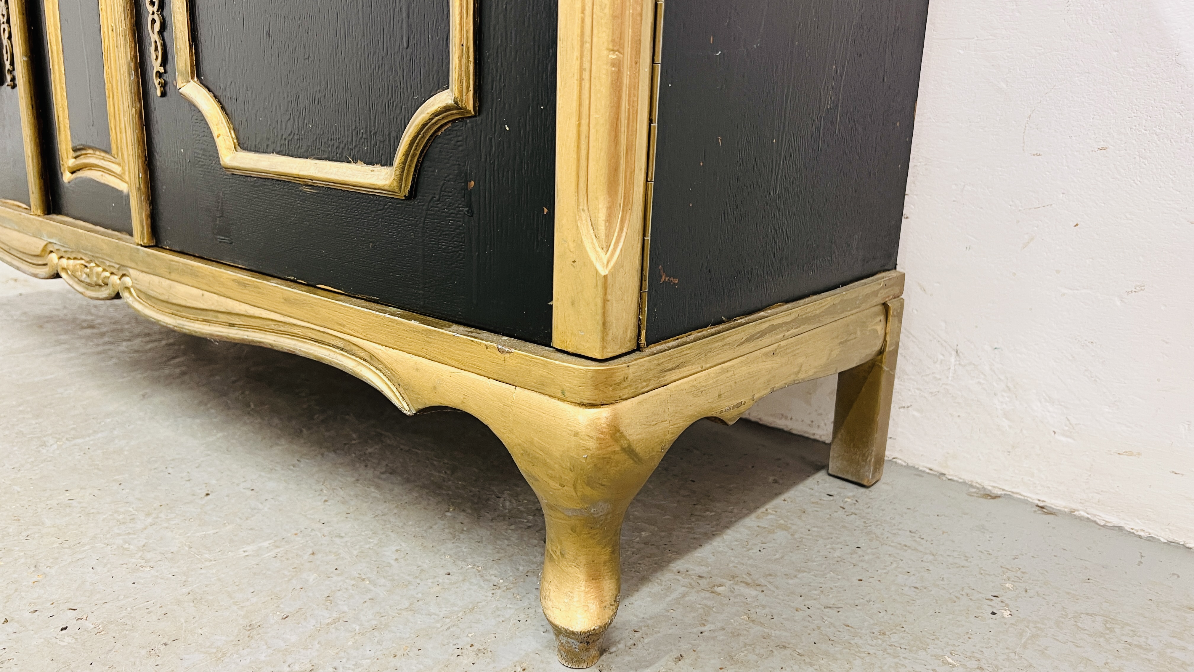 A REPRODUCTION LOW LEVEL TWO DOOR CABINET WITH BLACK AND GOLD PAINTED FINISH WIDTH 124CM. - Image 6 of 8