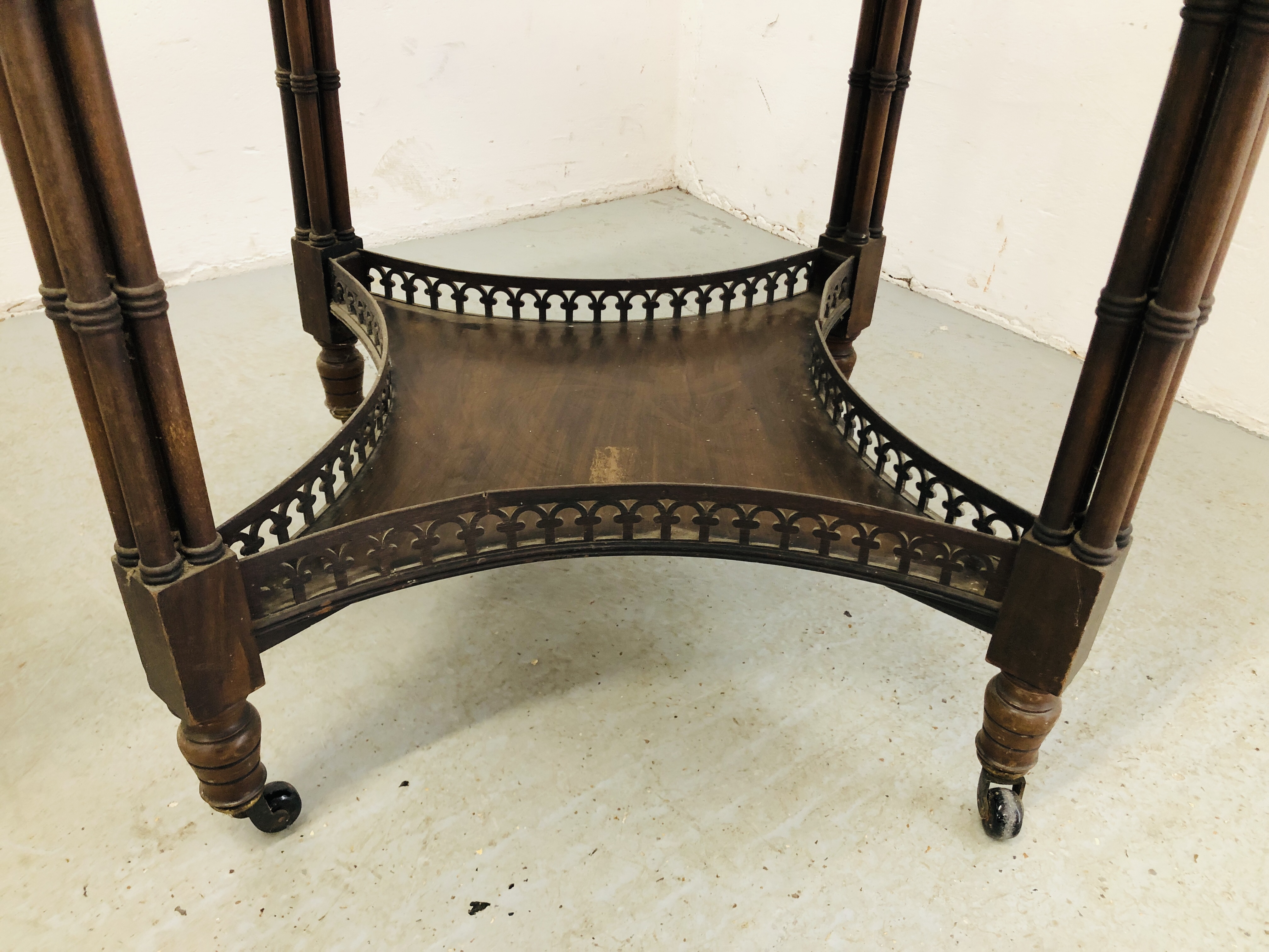 AN ANTIQUE CIRCULAR OCCASIONAL TABLE WITH FRET WORK DETAIL AND GALLERIED SHELF BELOW EACH LEGS - Image 5 of 10