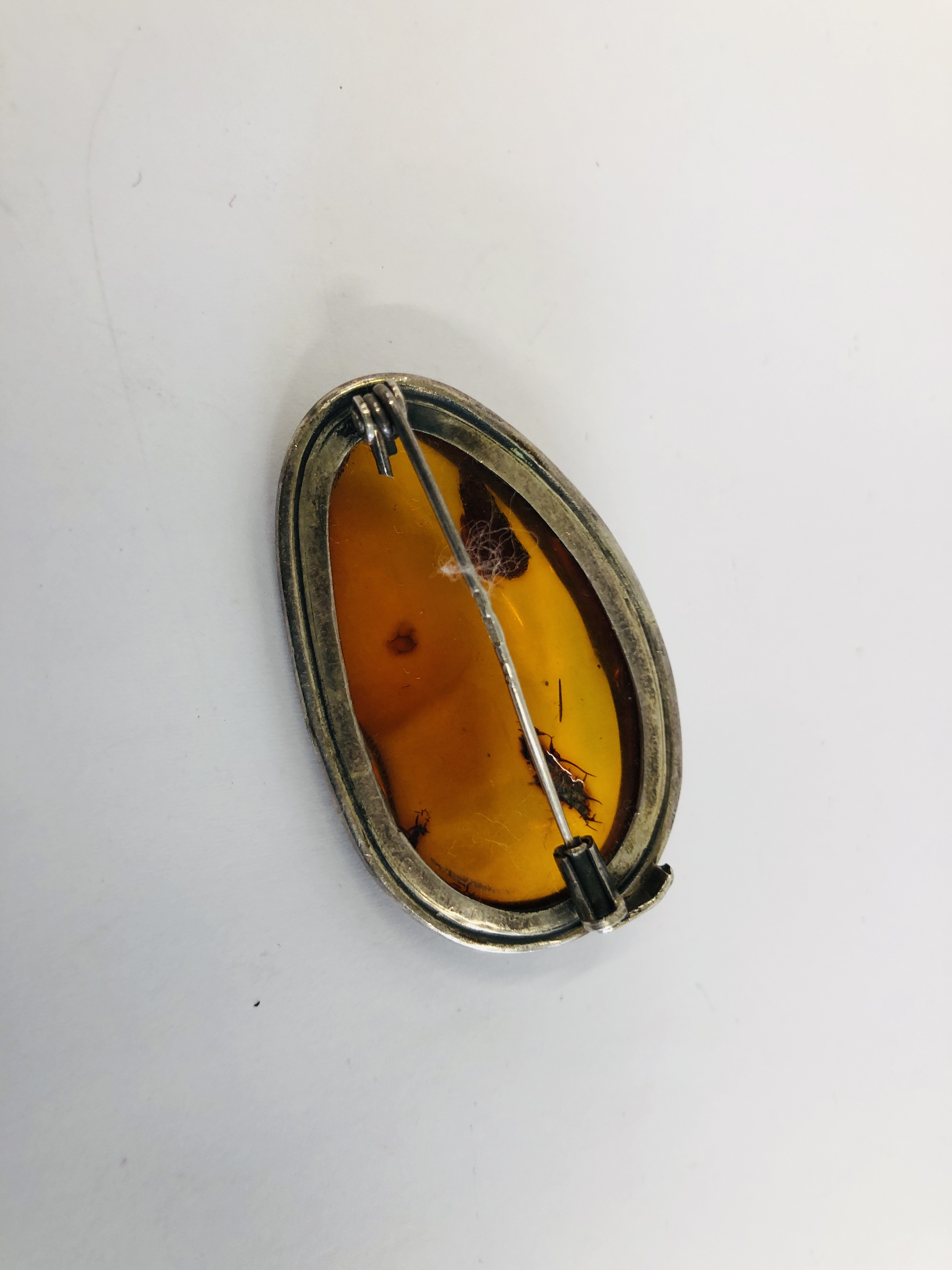 A SILVER MOUNTED AMBER BROOCH - Image 4 of 5