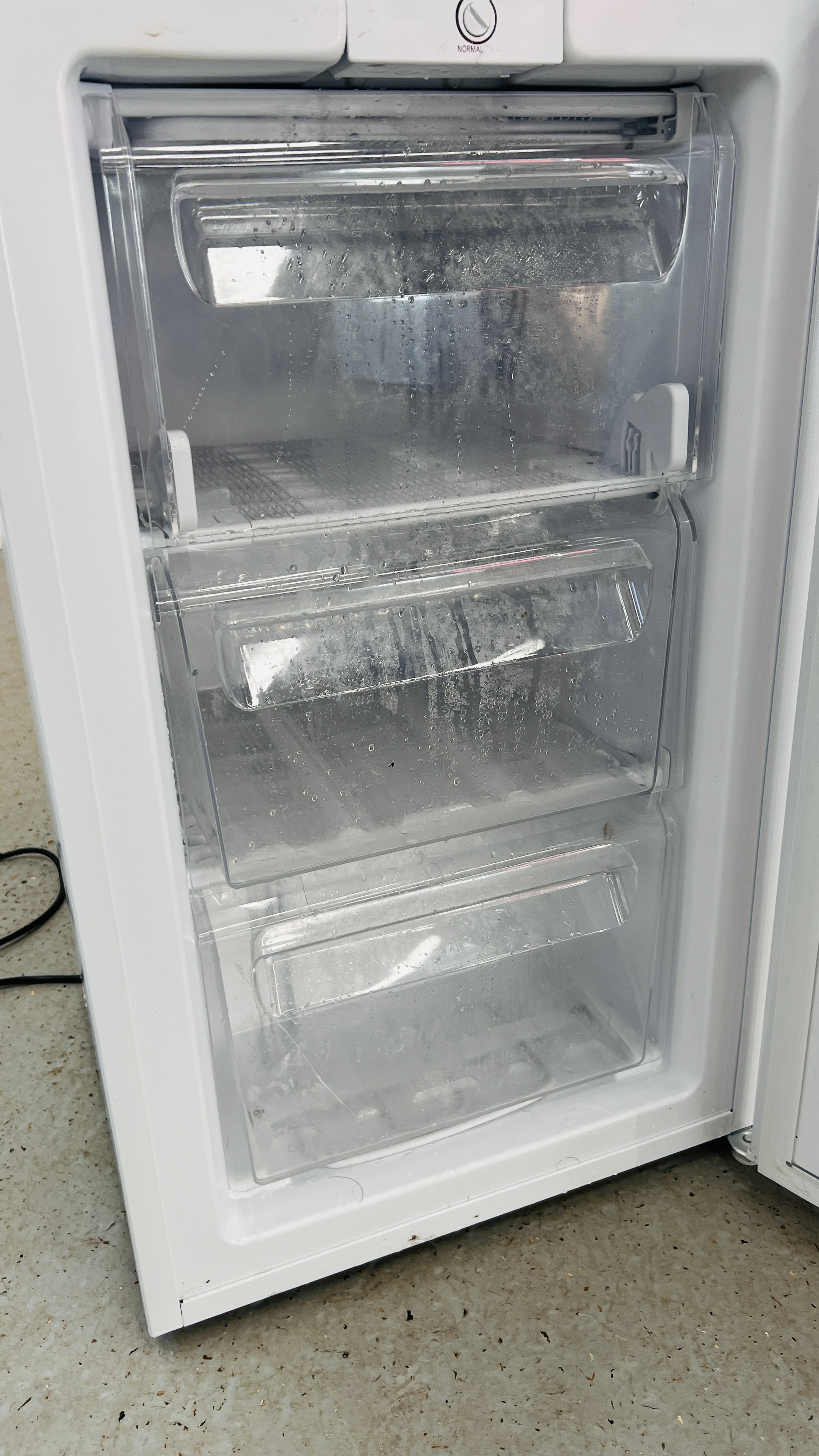 AN UNBRANDED UNDERCOUNTER THREE DRAWER FREEZER - SOLD AS SEEN. - Image 6 of 6