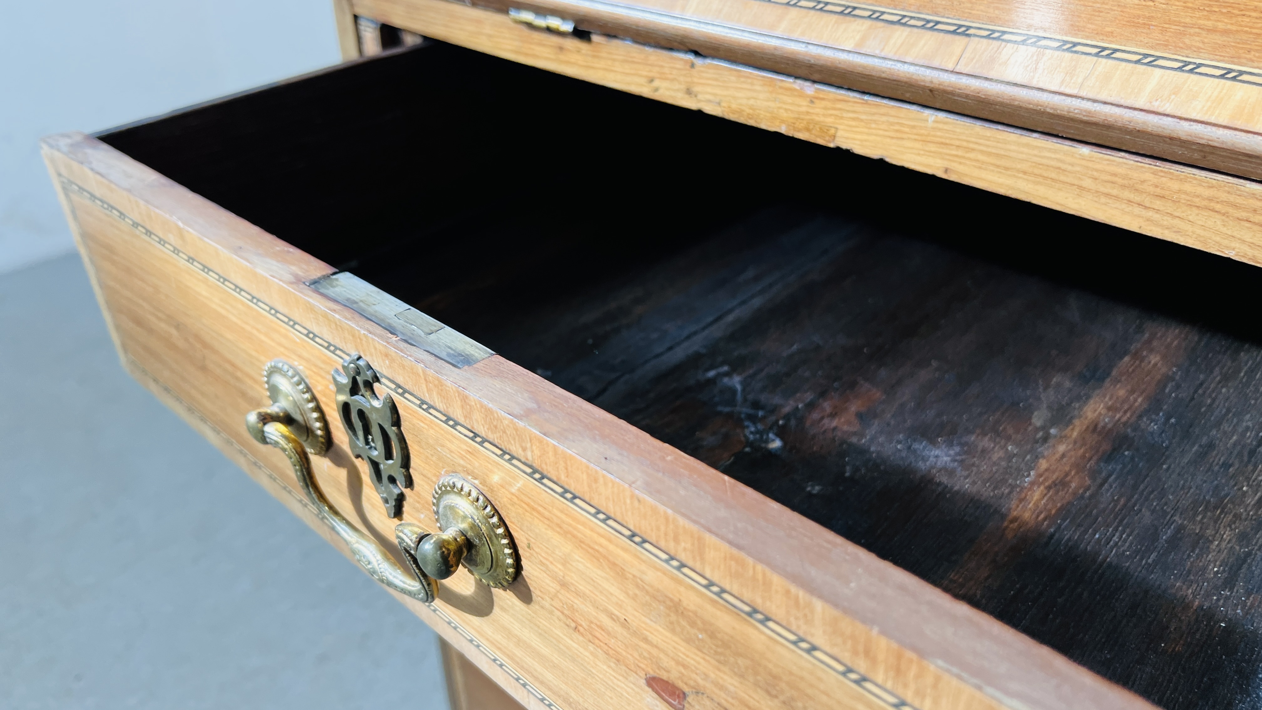 AN IMPRESSIVE EDWARDIAN MAHOGANY BUREAU BOOKCASE WITH WELL FITTED INTERIOR, - Image 27 of 28