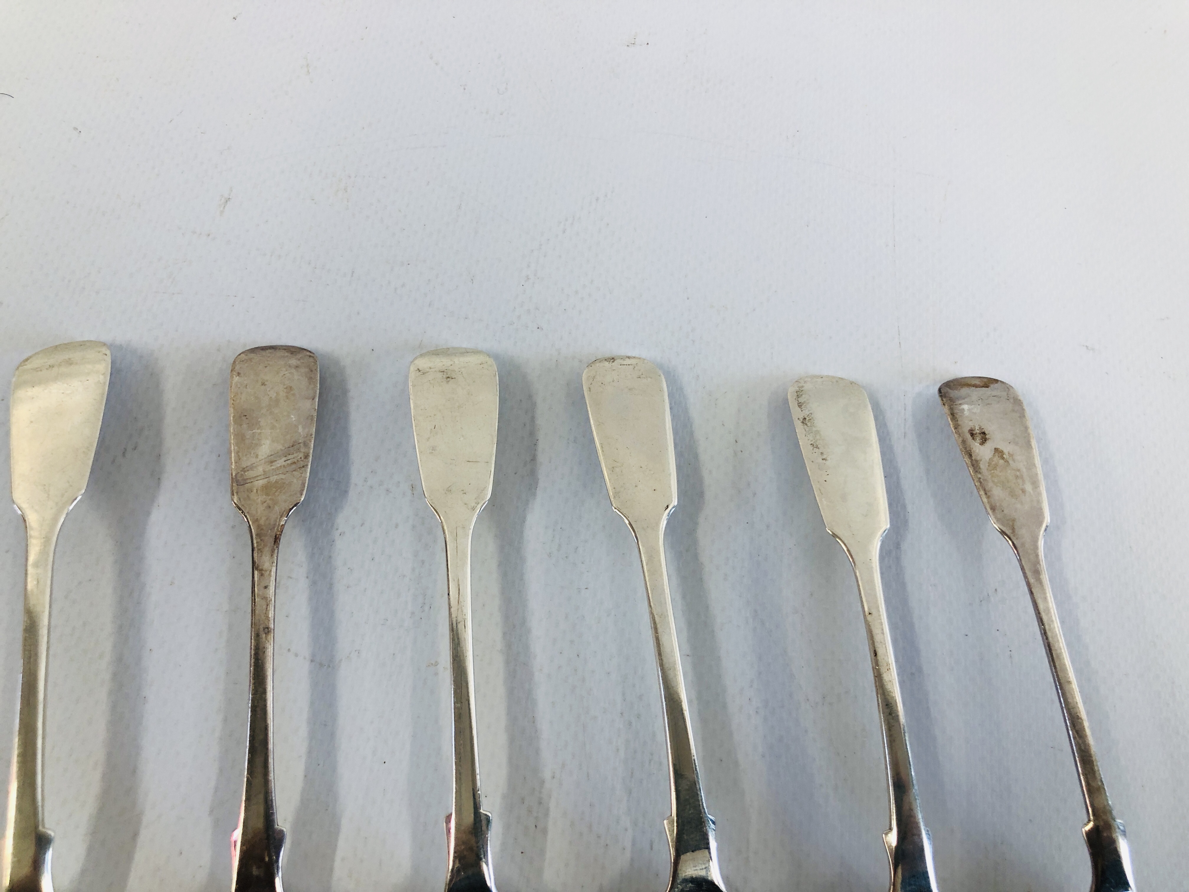 A SET OF SIX SILVER FIDDLE PATTERN TEASPOONS LONDON ASSAY MAKER T.W. - Image 5 of 9