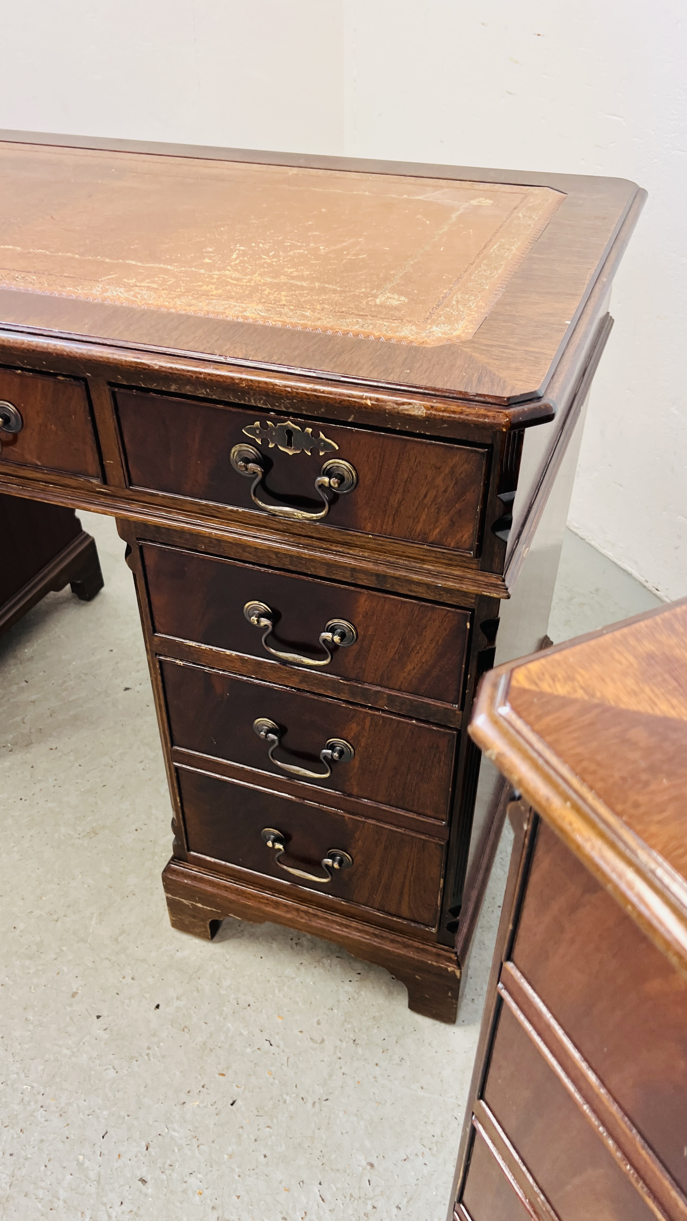 A REPRODUCTION TWIN PEDESTAL HOME OFFICE DESK WITH TAN LEATHERETTE TOOLED TOP WIDTH 122CM. - Image 9 of 10