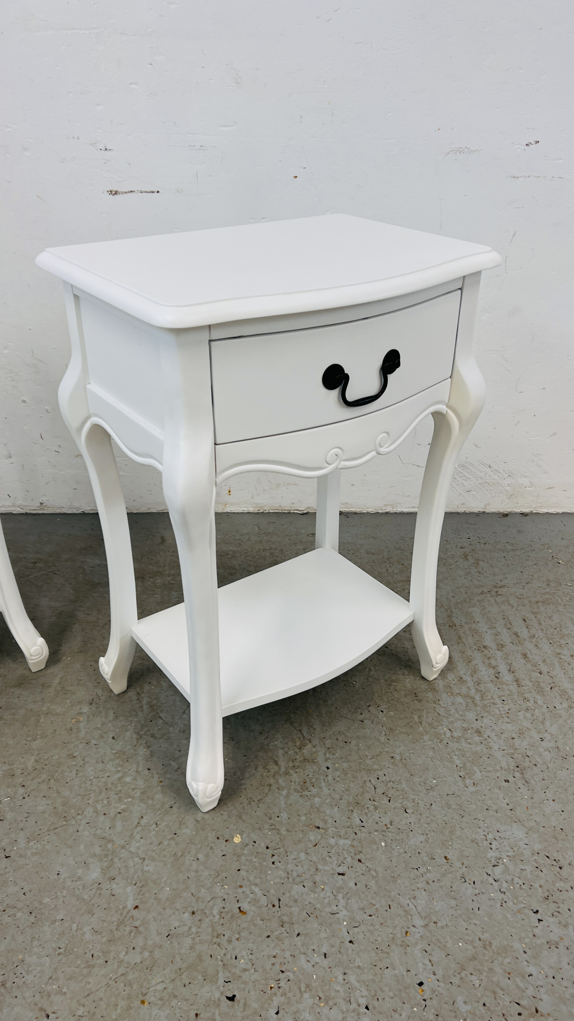 A PAIR OF FRENCH STYLE WHITE FINISHED SINGLE DRAWER BEDSIDE TABLES. - Bild 2 aus 9