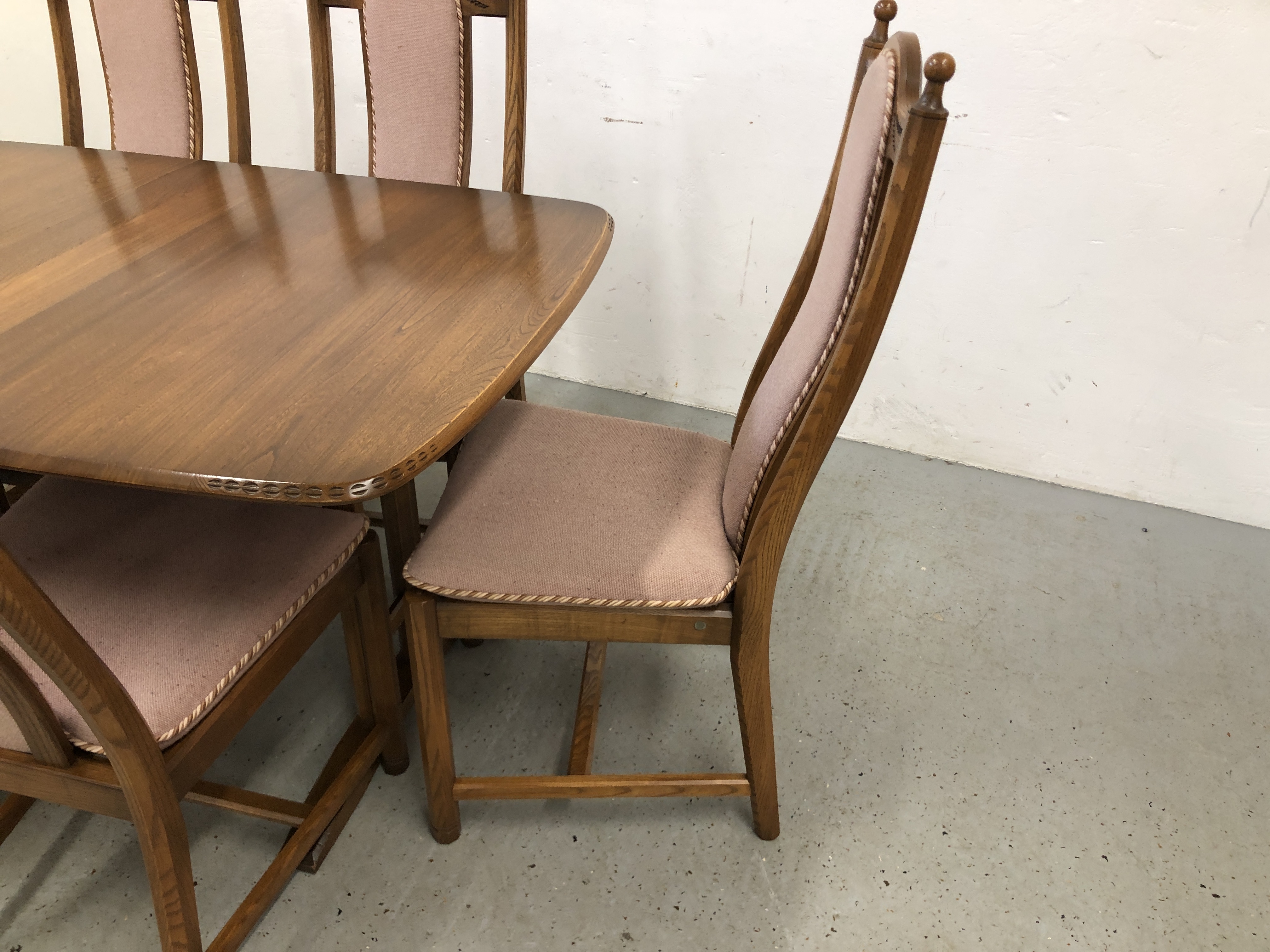 MID CENTURY ERCOL GOLDEN DAWN EXTENDING DINING TABLE COMPLETE WITH A SET OF SIX MATCHING CHAIRS L - Image 2 of 8