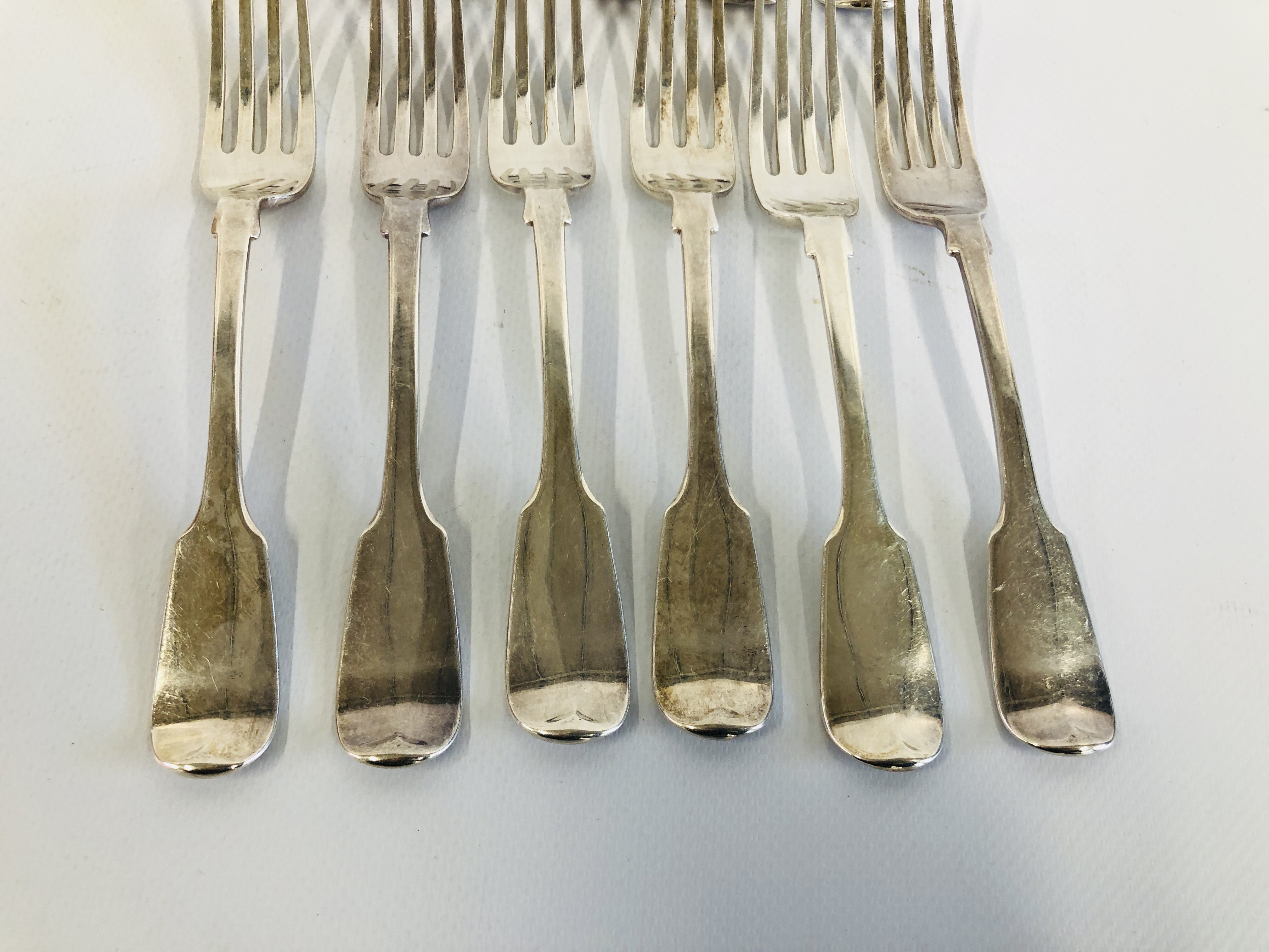 A SET OF TWELVE SILVER FIDDLE PATTERN TABLE FORKS, LONDON ASSAY MAKER I.L. & H.L. - Image 2 of 9