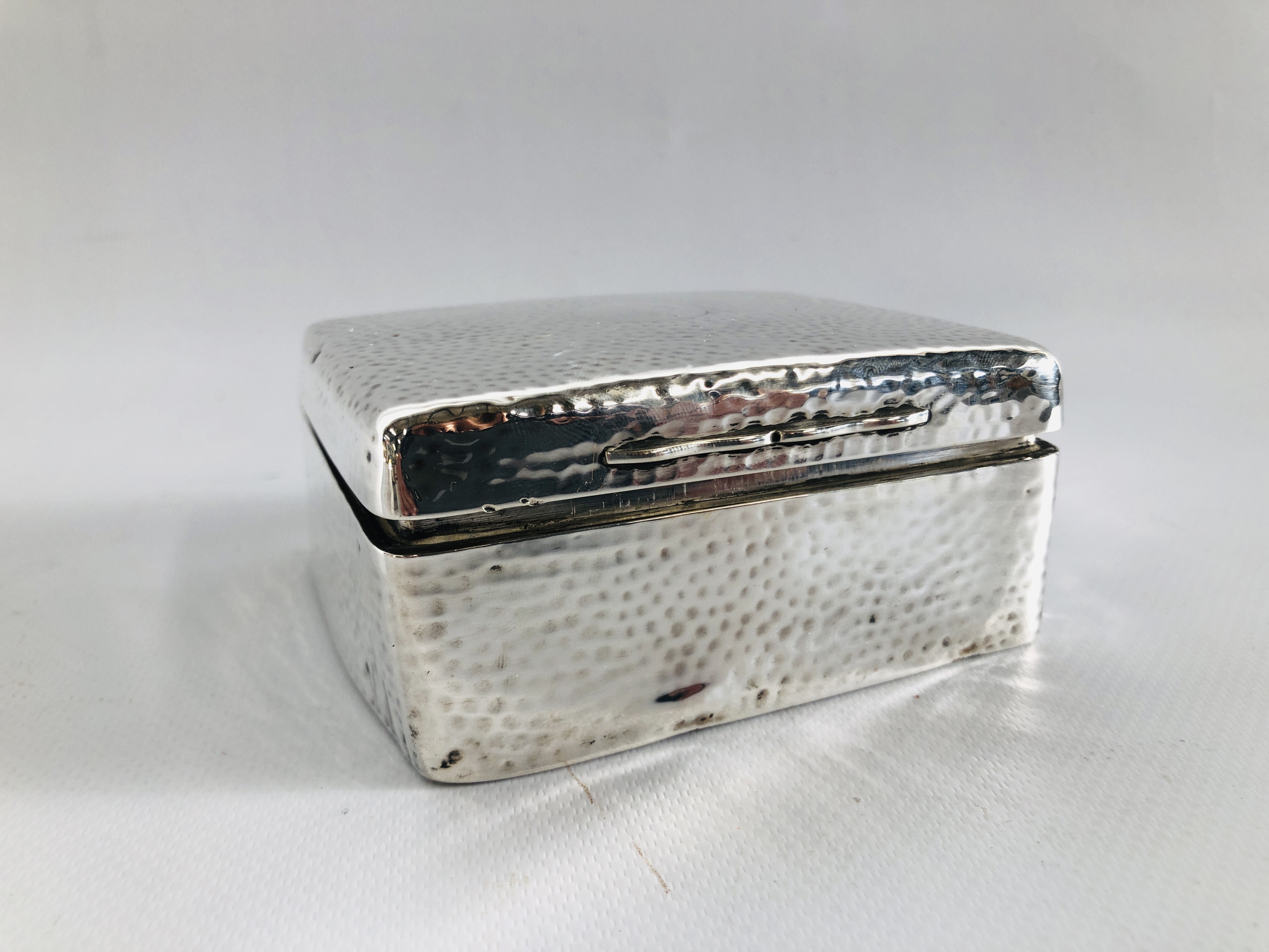 A SMALL SILVER CIGARETTE BOX AND ONE LARGER SILVER CIGARETTE BOX WITH HAMMERED FINISH. - Image 6 of 10