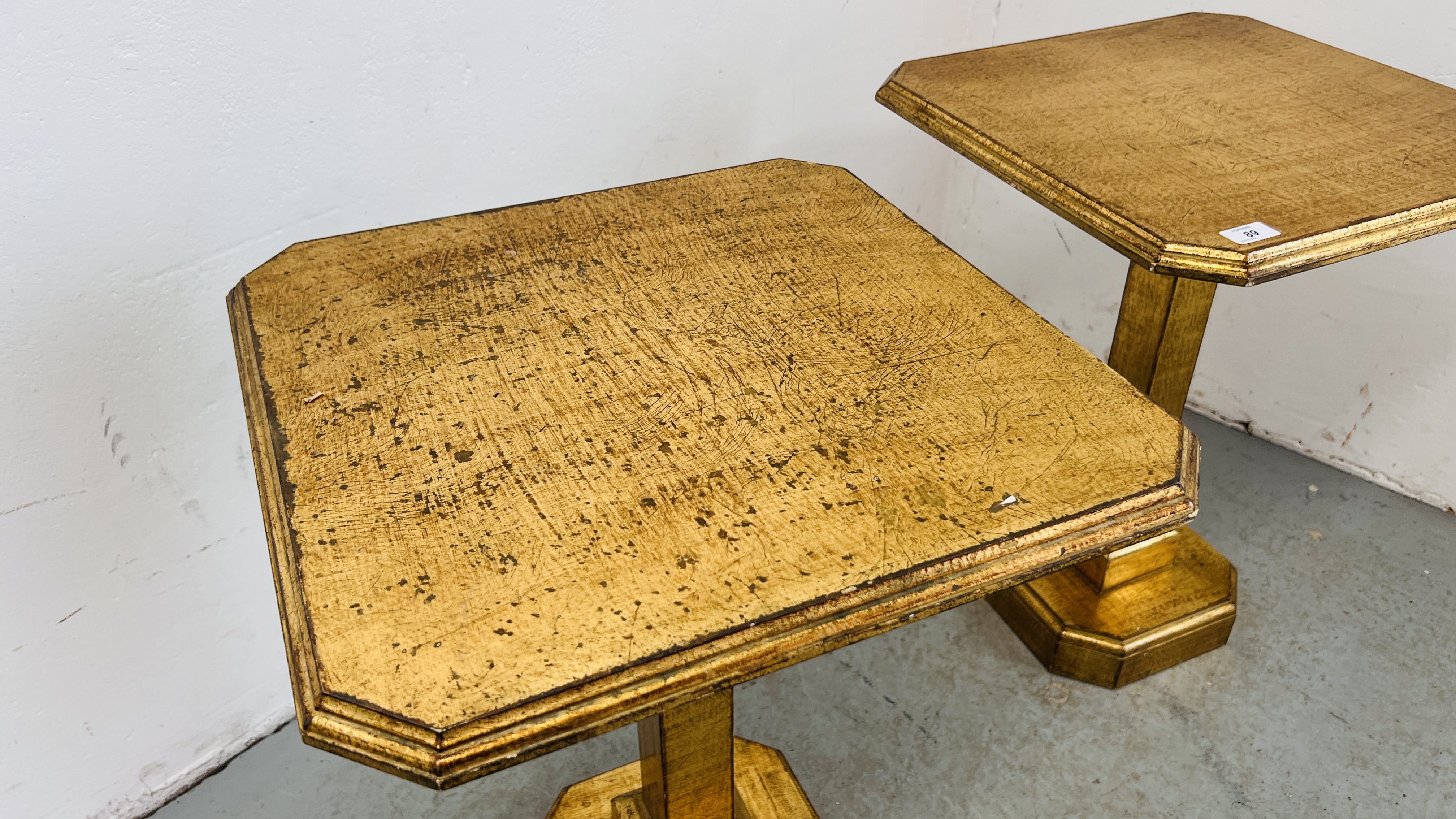 A PAIR OF GOLD FINISHED PEDESTAL SIDE TABLES W 46CM, D 46CM, H 60CM. - Image 4 of 8