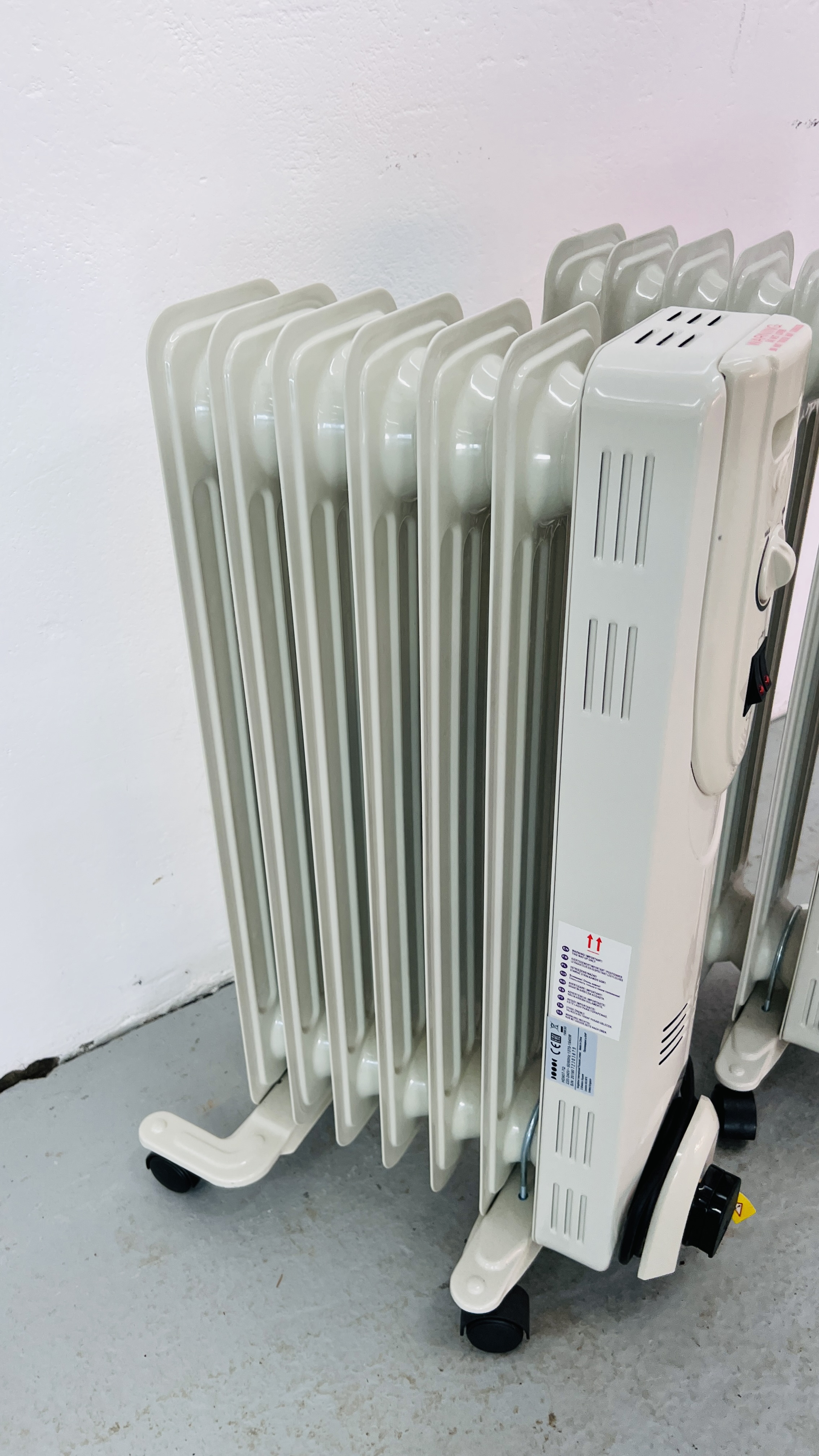 TWO ELECTRIC OIL FILLED RADIATORS - SOLD AS SEEN - Bild 3 aus 4