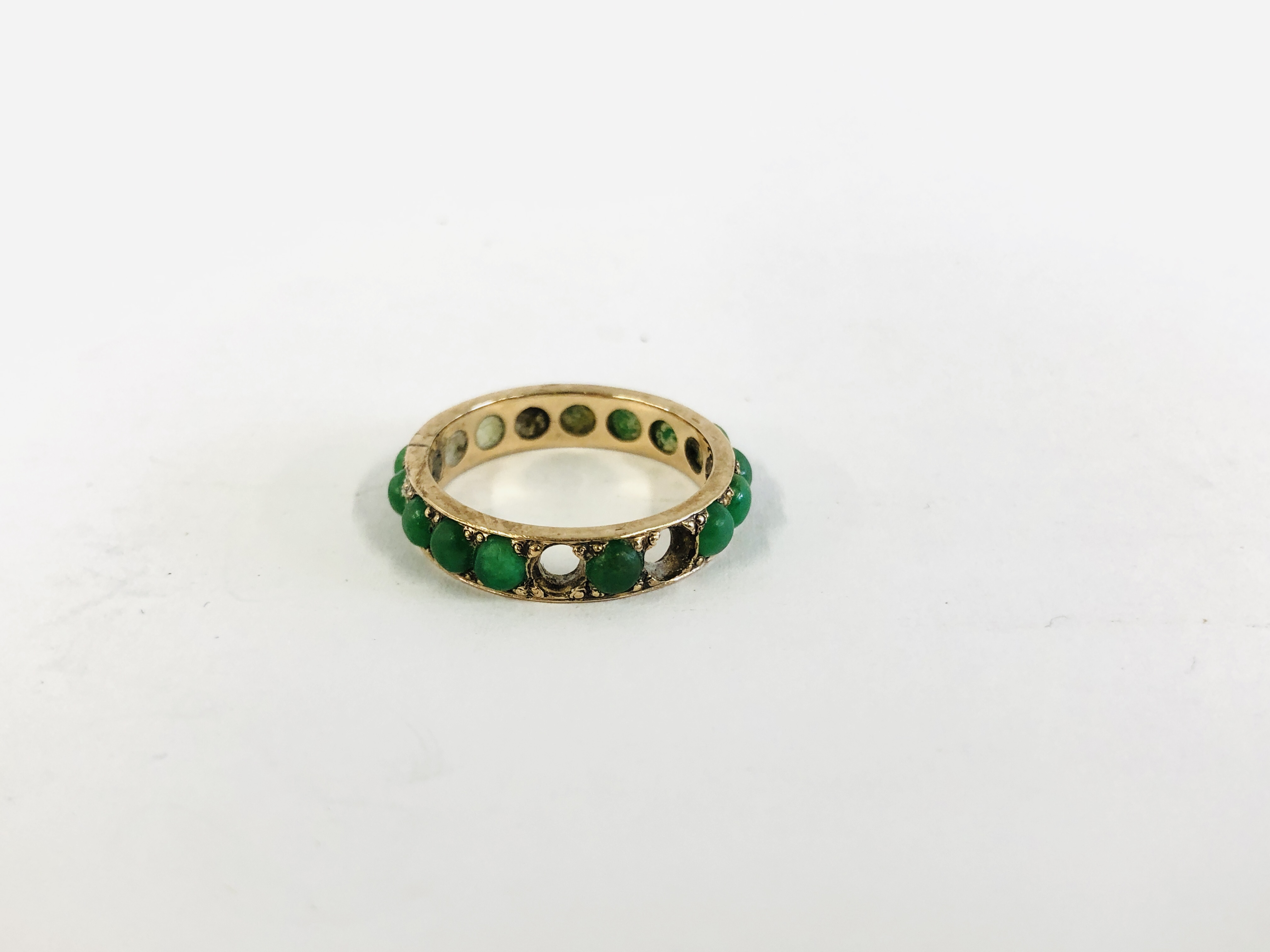 AN UNMARKED YELLOW METAL ETERNITY RING SET WITH JADEITE STONES (2 MISSING) SIZE N/O - Image 3 of 7