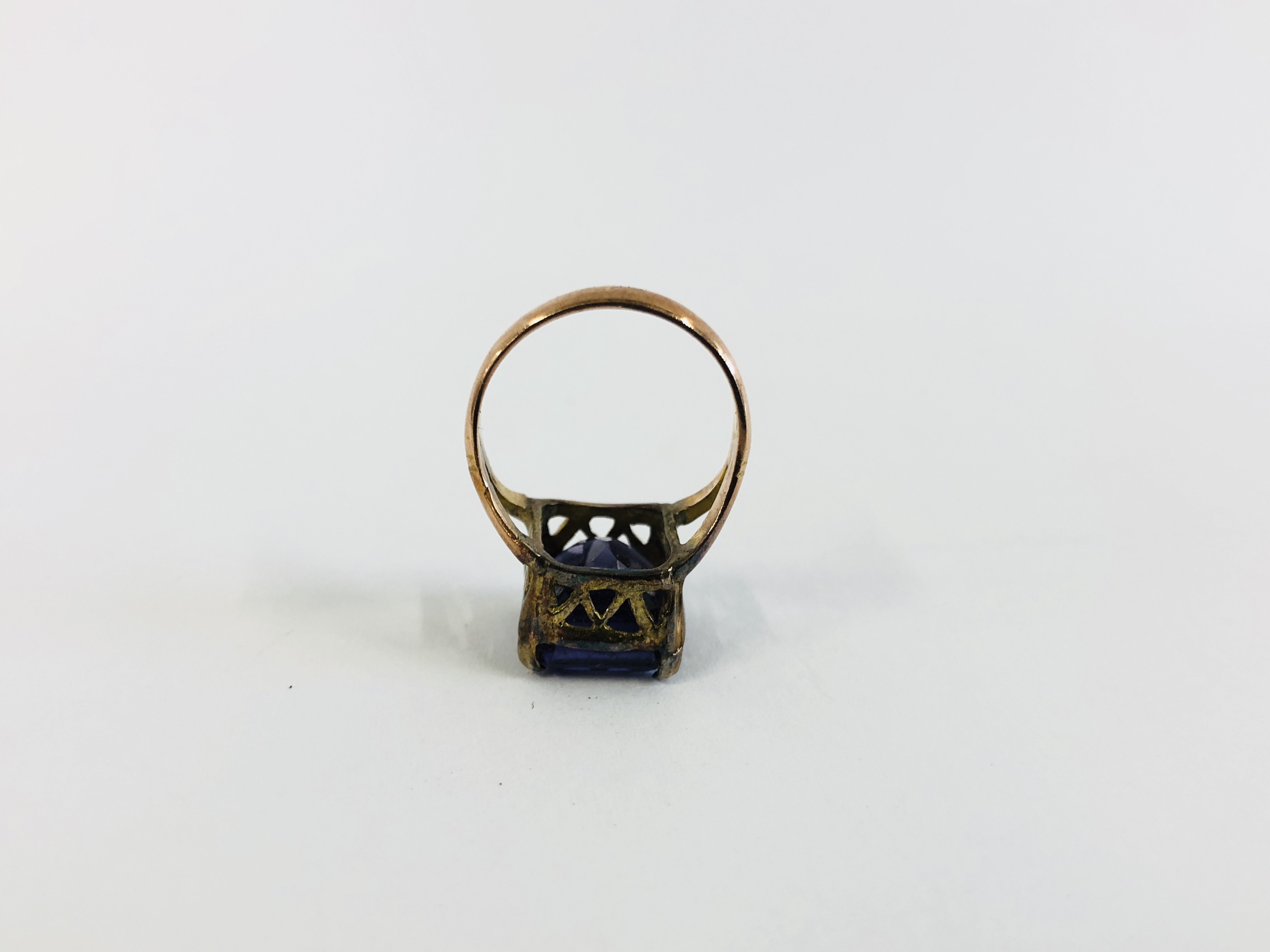 A YELLOW METAL AMETHYST RING IN CAGE SETTING SIZE G/H - Image 5 of 7