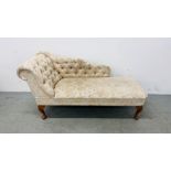 A MODERN CREAM AND FLORAL UPHOLSTERED CHAISE LONGUE