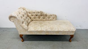 A MODERN CREAM AND FLORAL UPHOLSTERED CHAISE LONGUE