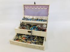 JEWELLERY BOX AND CONTENTS TO INCLUDE COSTUME JEWELLERY, BEADED NECKLACES, SIMULATED PEARLS,