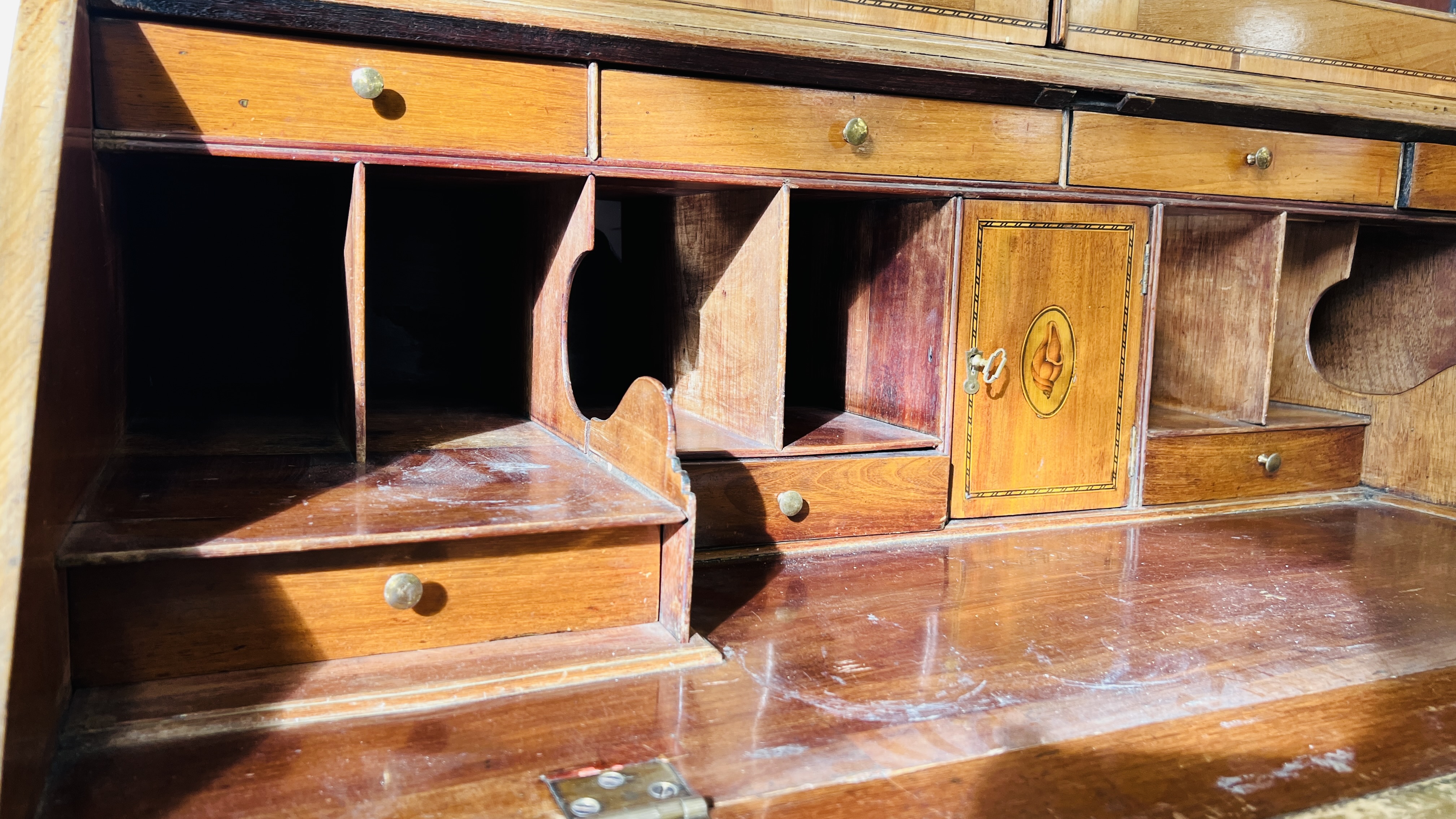 AN IMPRESSIVE EDWARDIAN MAHOGANY BUREAU BOOKCASE WITH WELL FITTED INTERIOR, - Image 17 of 28