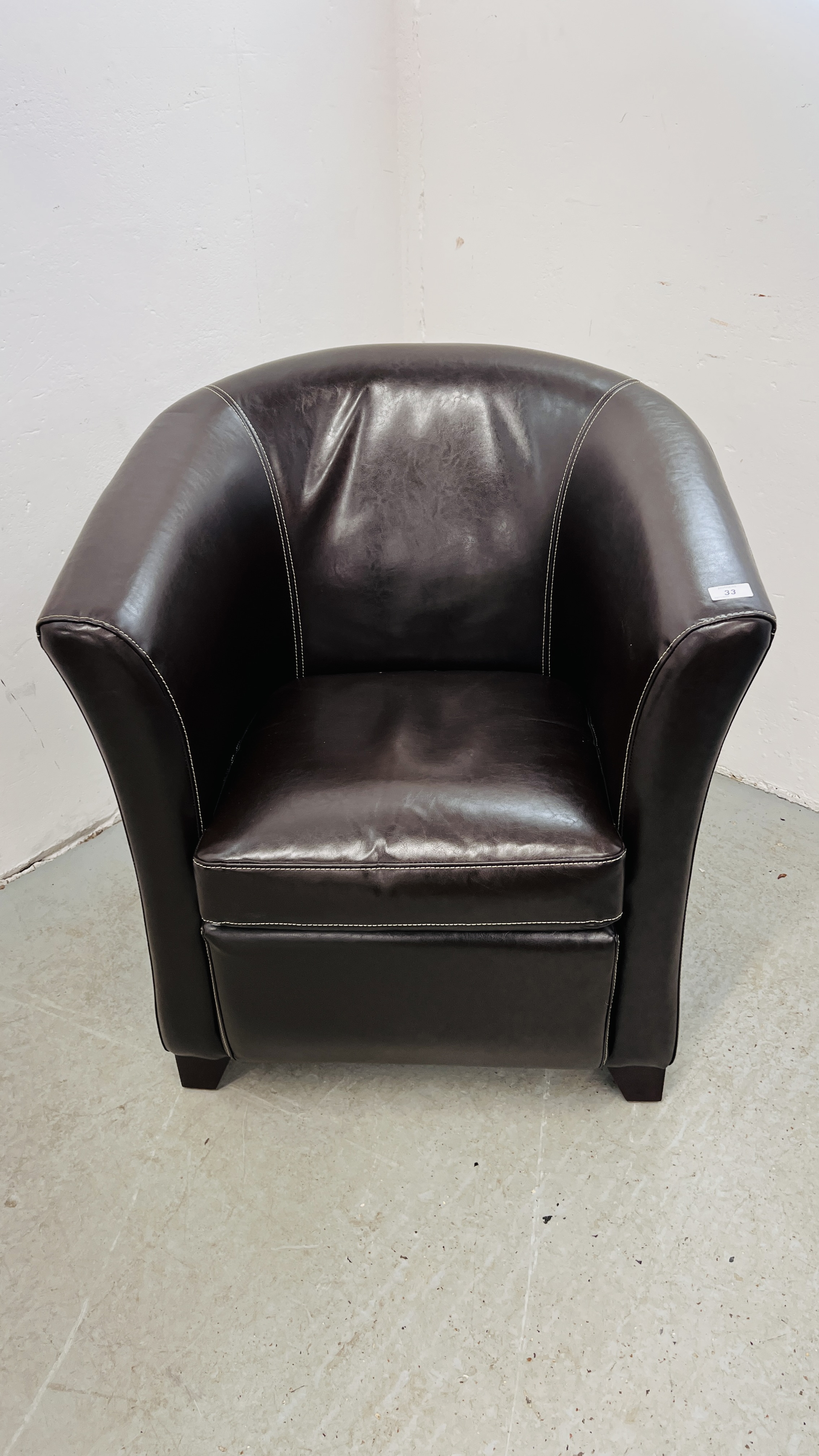 A DARK TAN FAUX LEATHER TUB CHAIR - Bild 2 aus 7