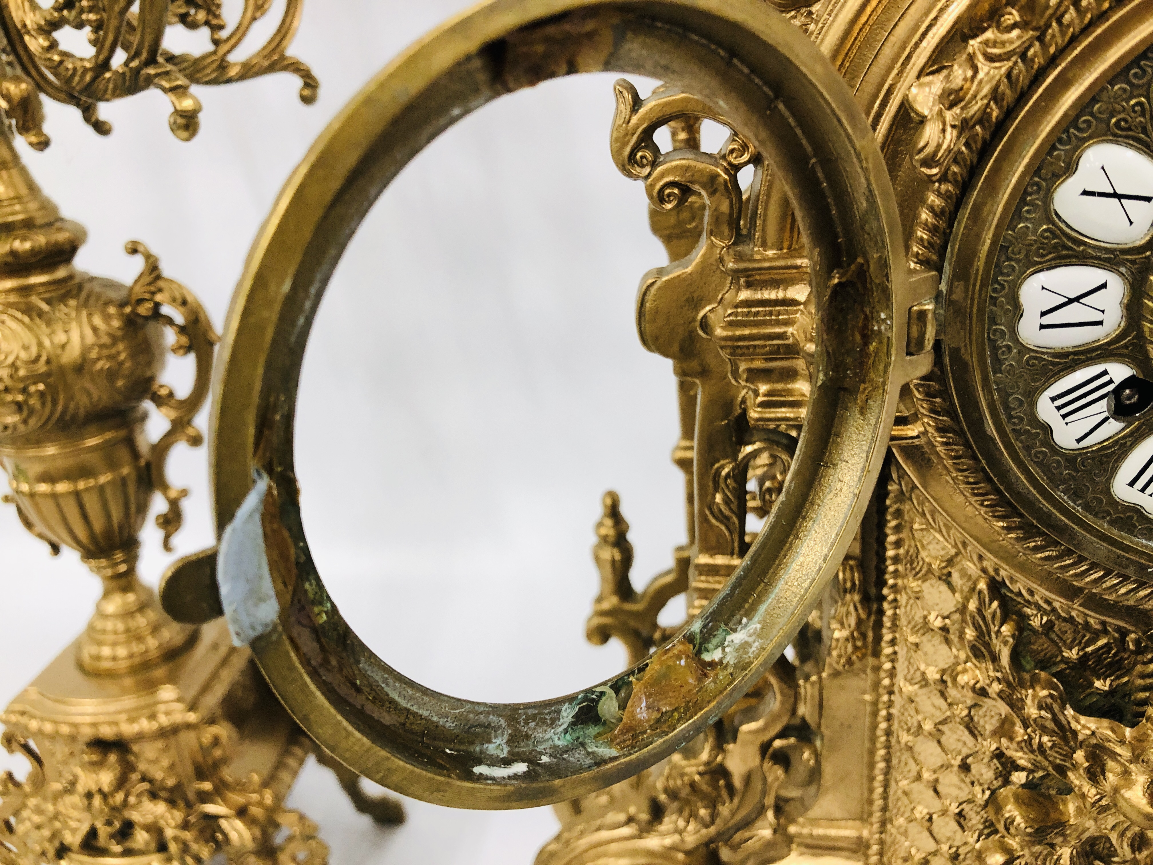 AN IMPRESSIVE CONTINENTAL ORNATE GILT METAL MANTEL TIME PIECE AND PAIR OF SIX POT CANDELABRA - Image 5 of 7