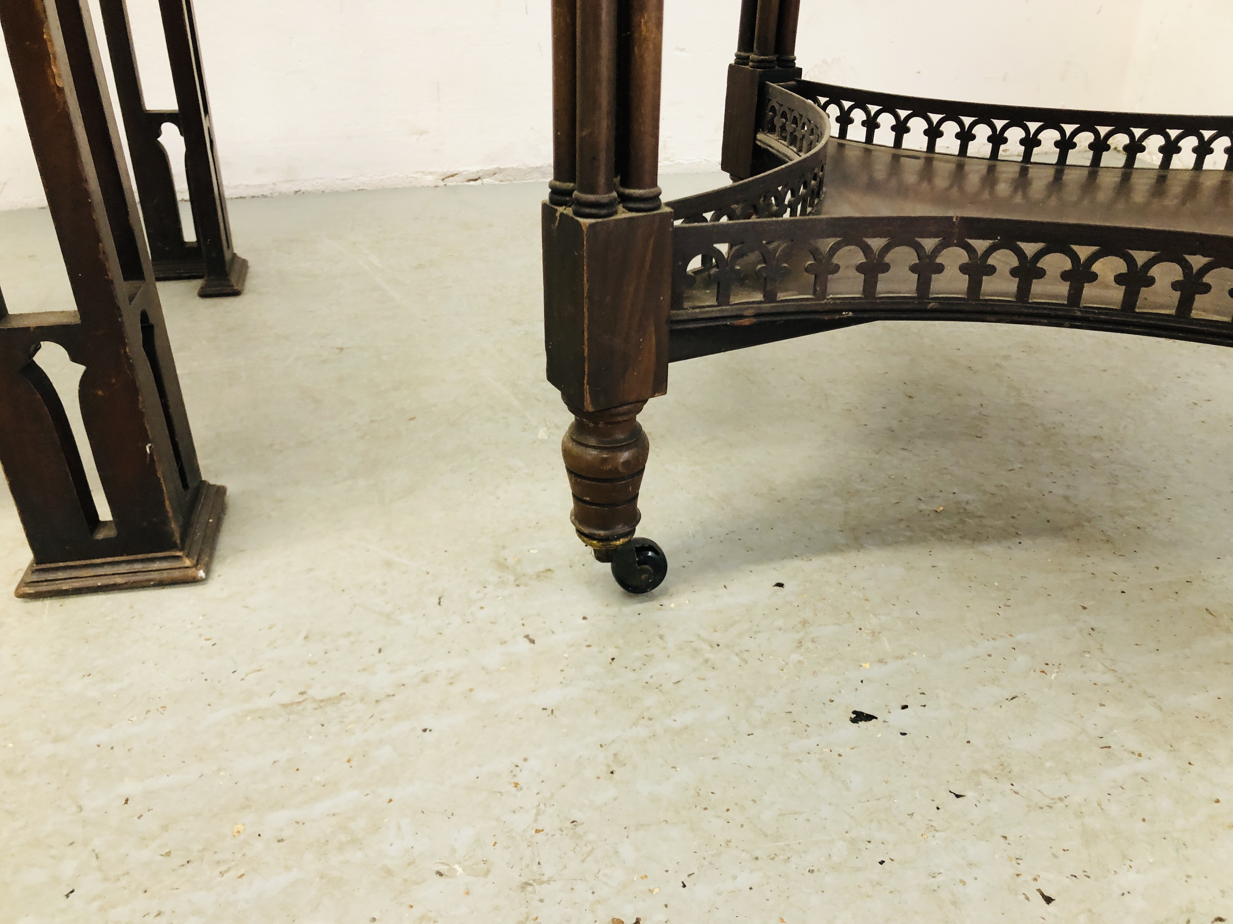 AN ANTIQUE CIRCULAR OCCASIONAL TABLE WITH FRET WORK DETAIL AND GALLERIED SHELF BELOW EACH LEGS - Image 6 of 10