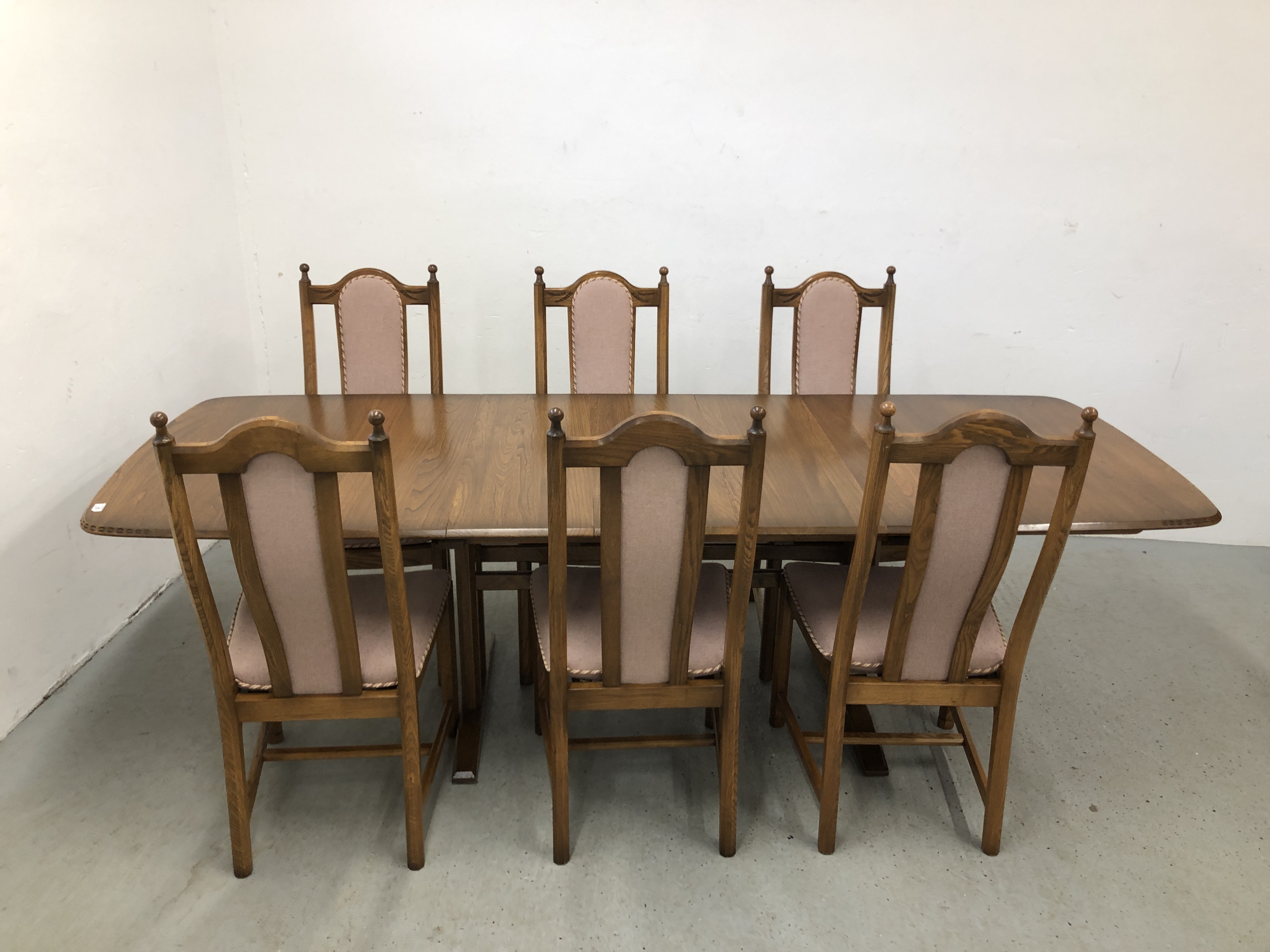 MID CENTURY ERCOL GOLDEN DAWN EXTENDING DINING TABLE COMPLETE WITH A SET OF SIX MATCHING CHAIRS L - Image 7 of 8