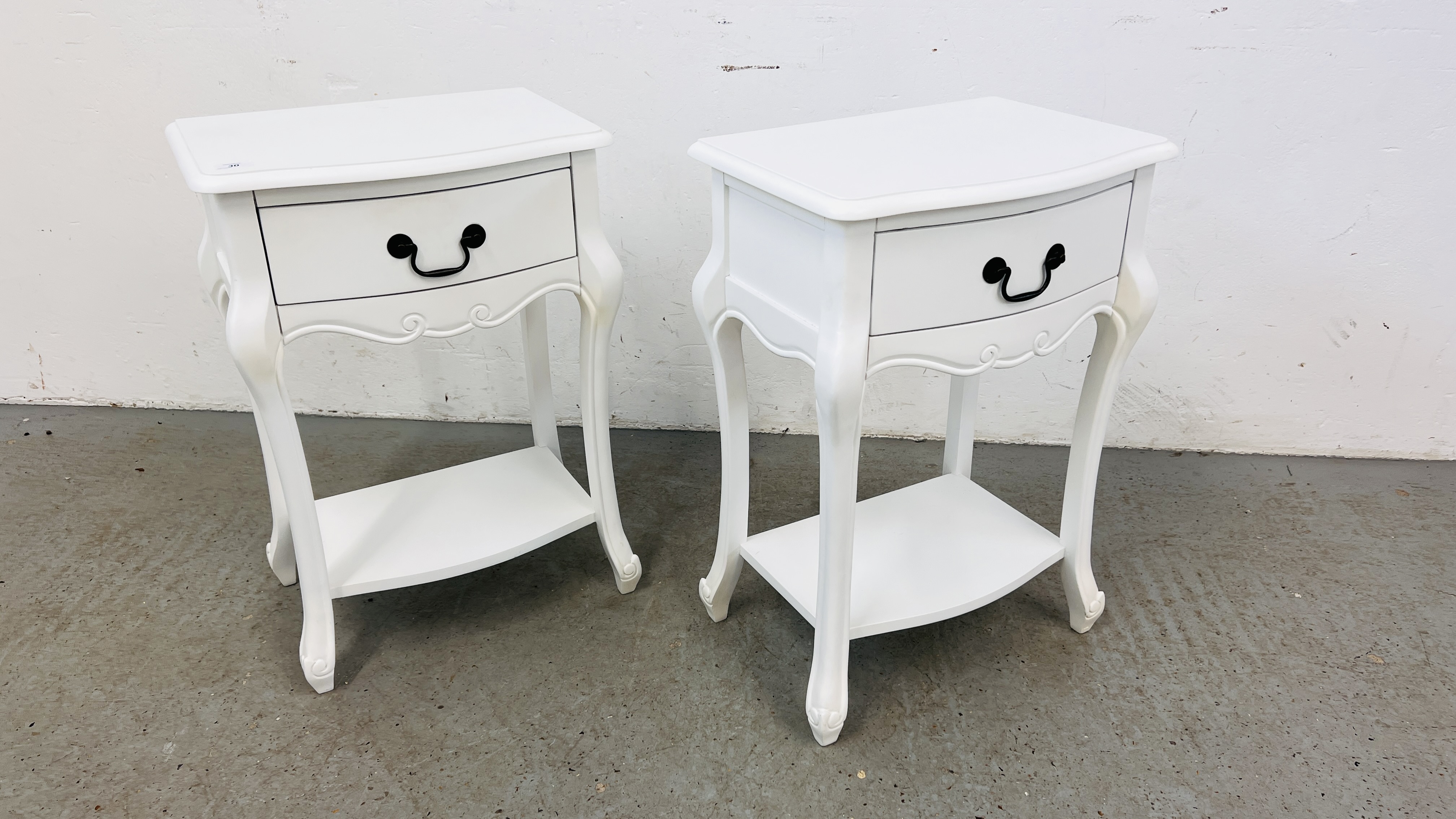 A PAIR OF FRENCH STYLE WHITE FINISHED SINGLE DRAWER BEDSIDE TABLES.