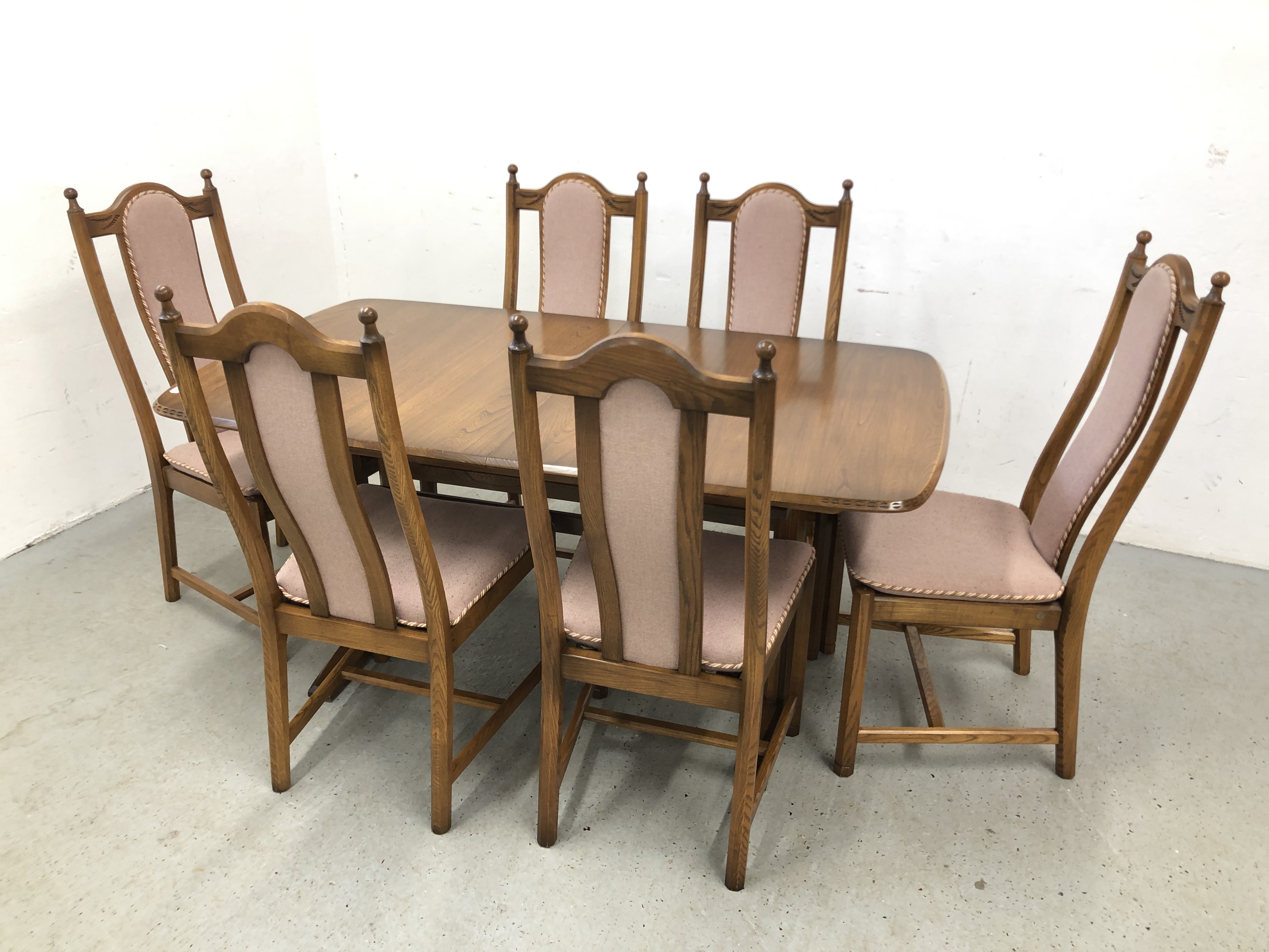 MID CENTURY ERCOL GOLDEN DAWN EXTENDING DINING TABLE COMPLETE WITH A SET OF SIX MATCHING CHAIRS L