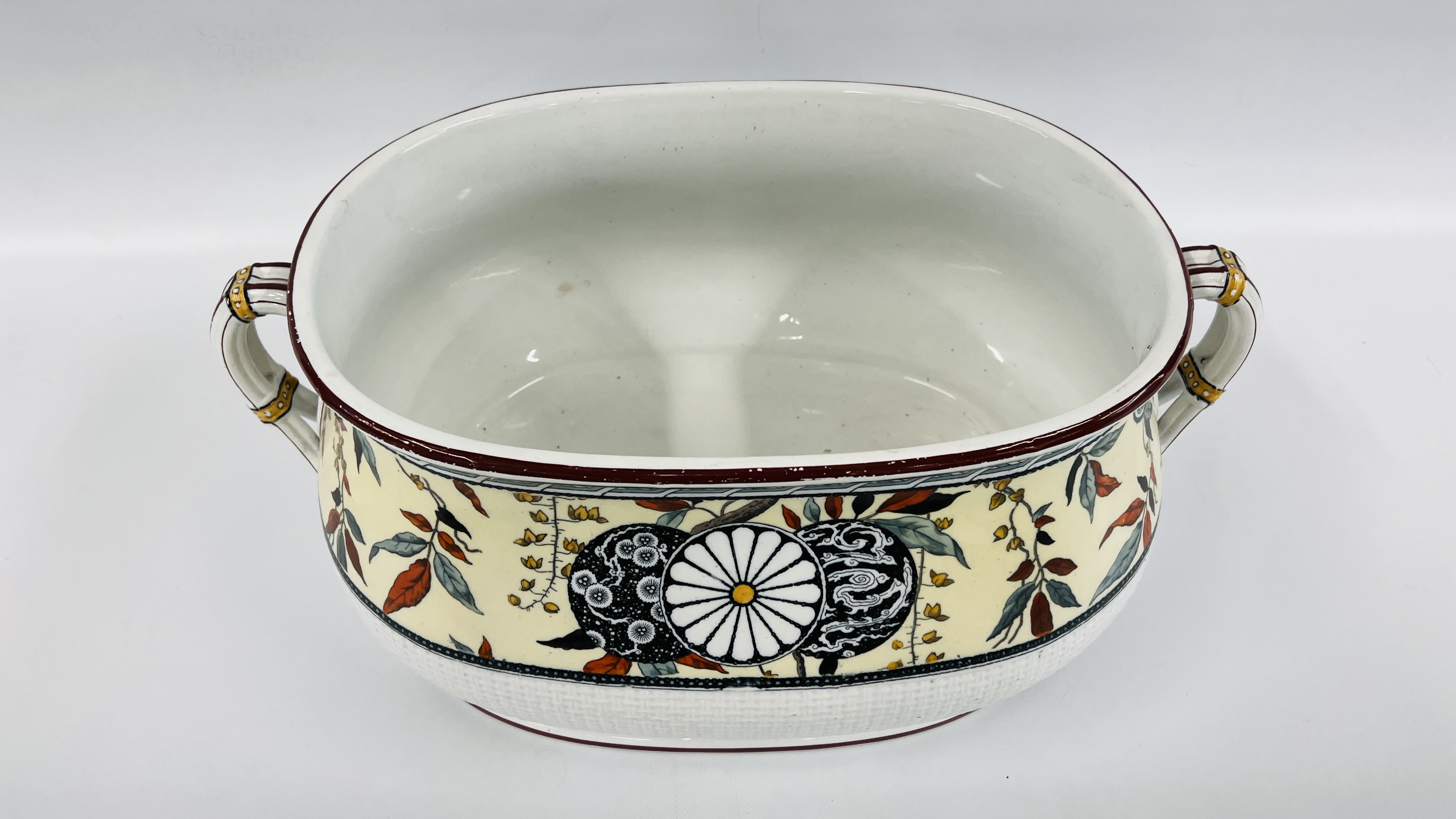 A MINTON FOOT BATH WITH LEAF DETAILING. - Image 2 of 8
