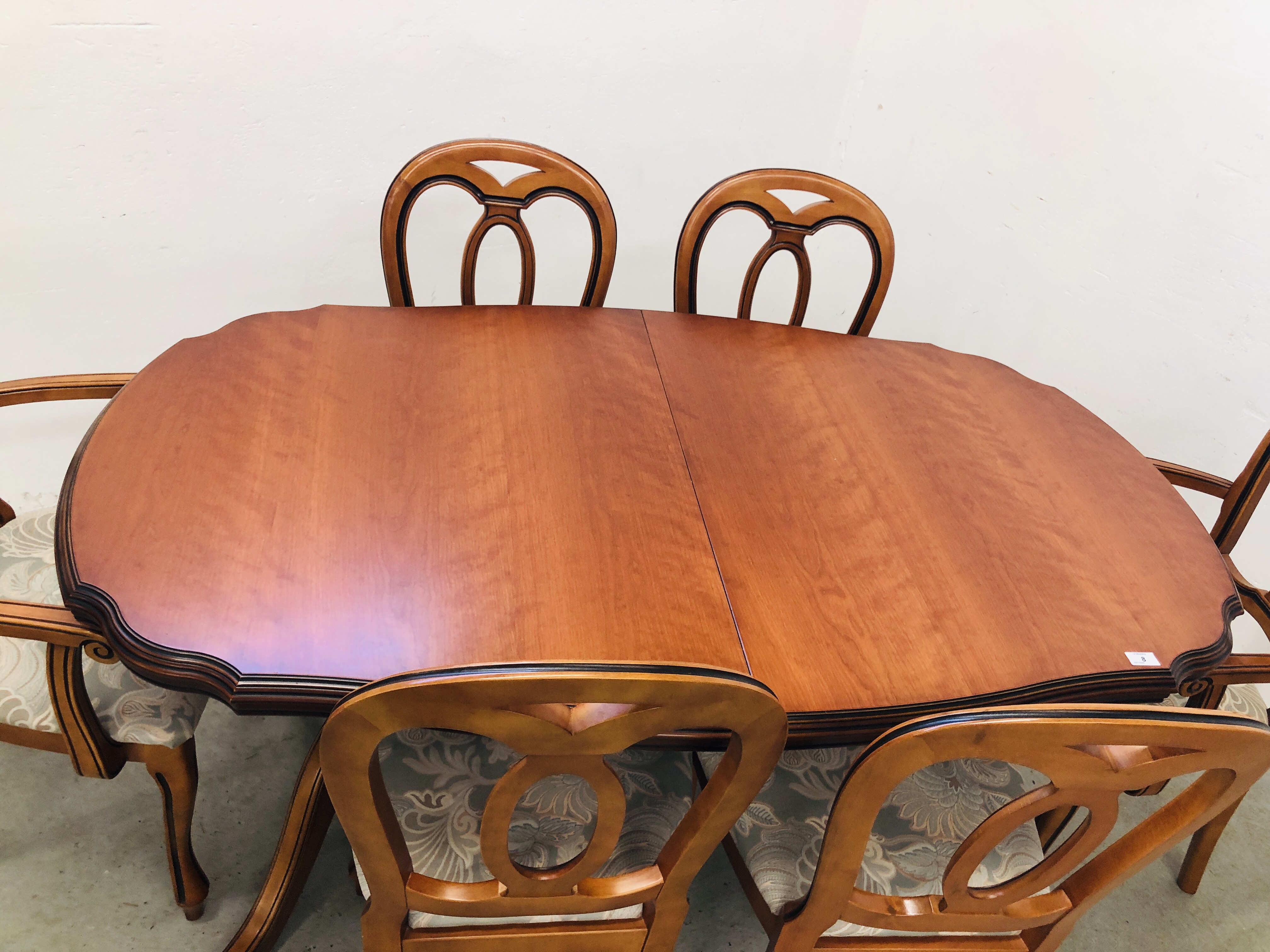 A GOOD QUALITY REPRODUCTION EXTENDING CHERRY WOOD FINISH DINING TABLE COMPLETE WITH A SET OF SIX - Bild 2 aus 6