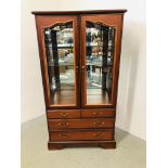 A GOOD QUALITY REPRODUCTION GLAZED TWO DOOR MIRRORED BACK DISPLAY CABINET WITH THREE DRAWERS BELOW